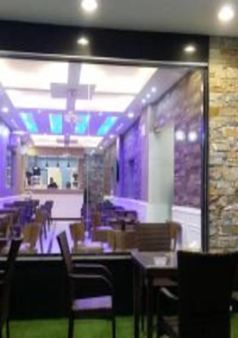 Restaurant/places to eat in Ashbilia Suites