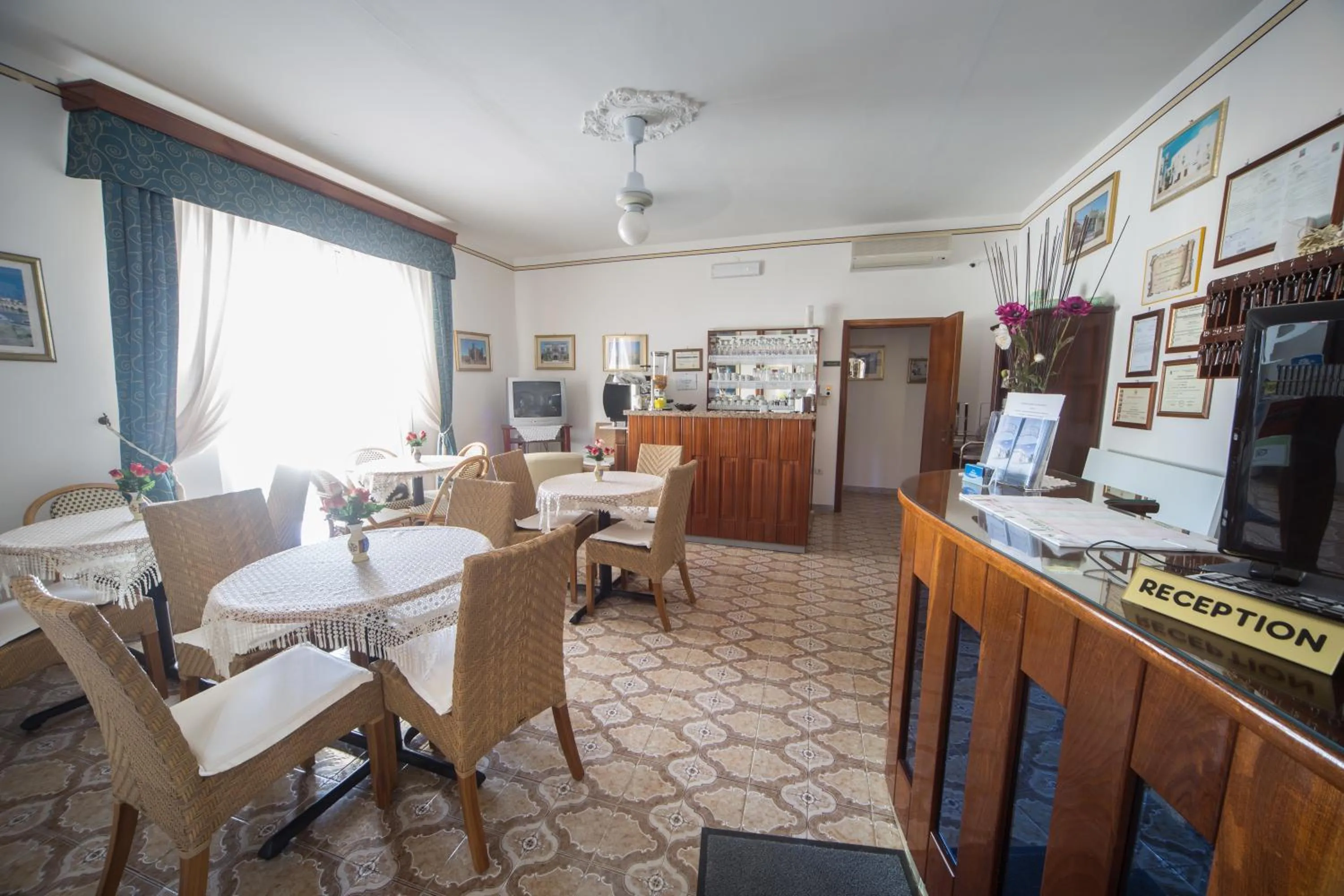 Communal lounge/ TV room in Albergo Europa