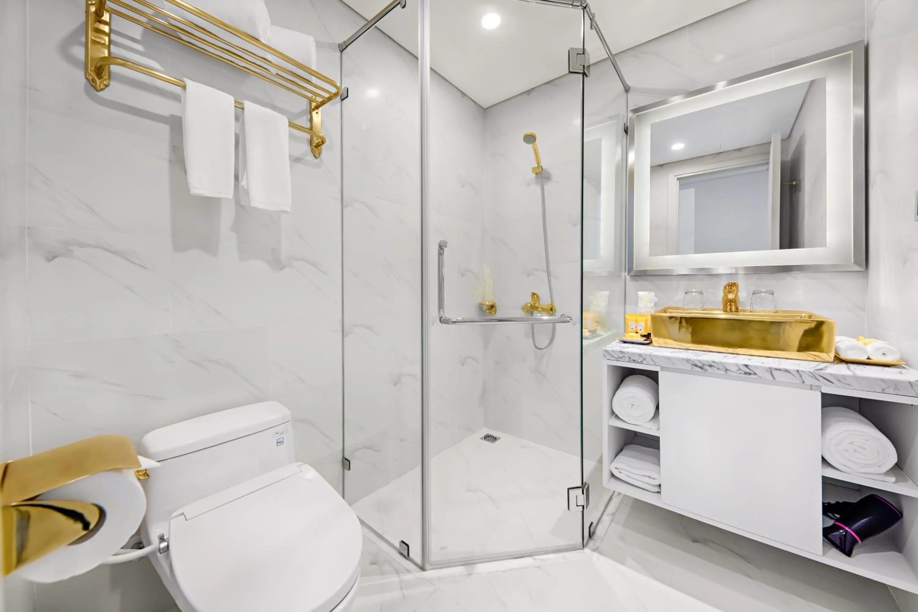 Toilet in Wyndham Danang Golden Bay - Free Shuttle Bus to Beach