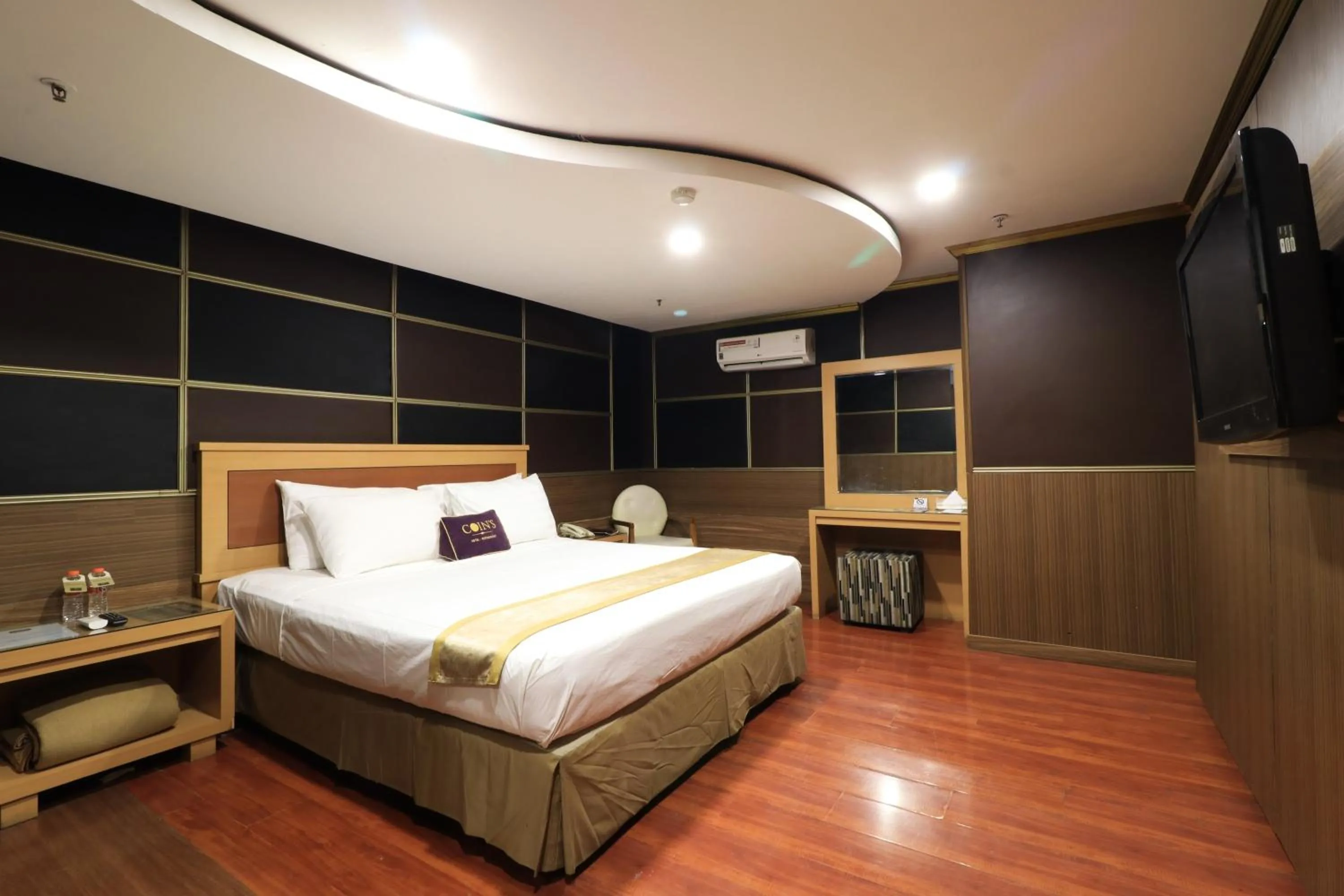 Bedroom, Bed in Coins Hotel Jakarta