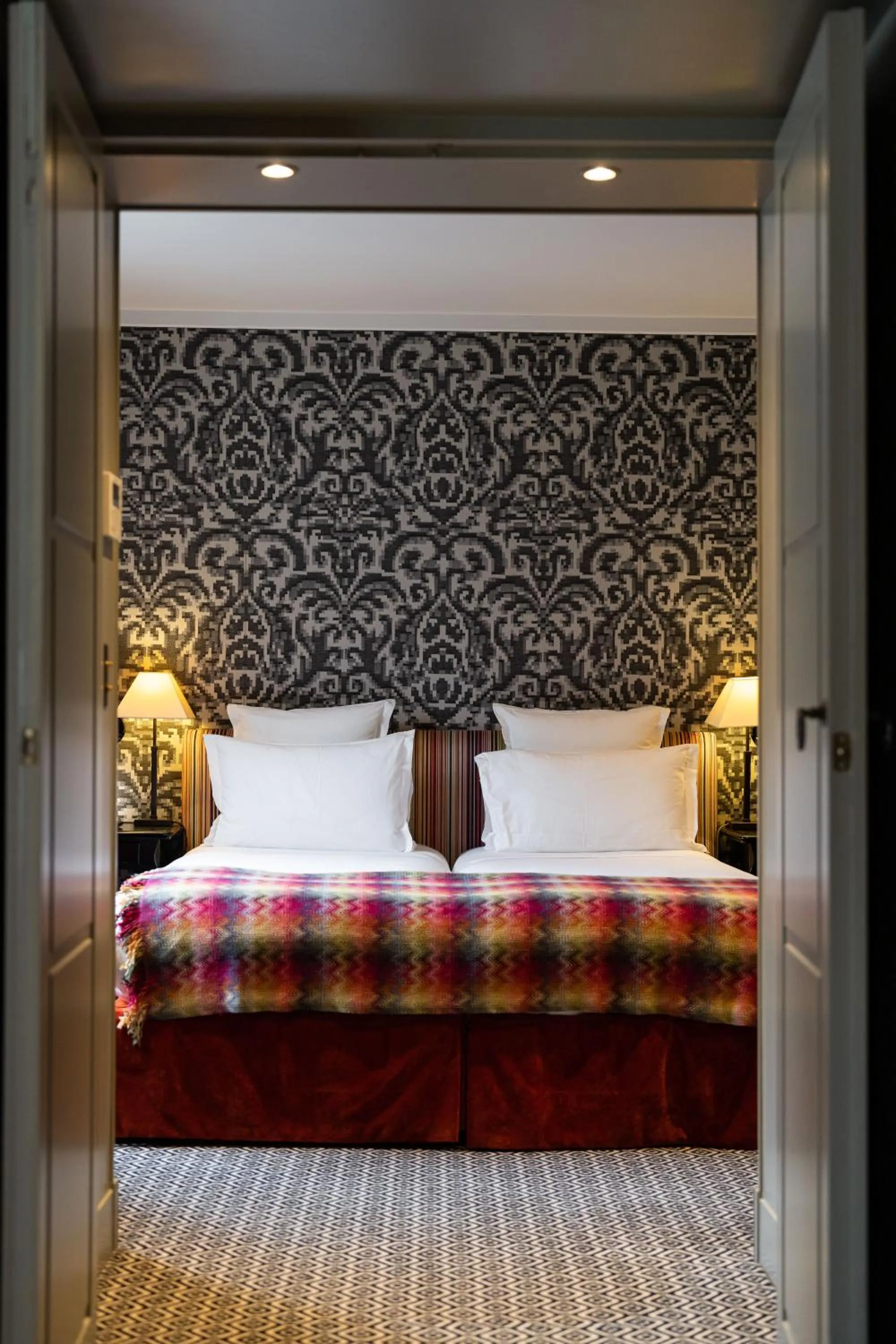 Bedroom, Bed in Le Pavillon de la Reine & Spa, Place des Vosges