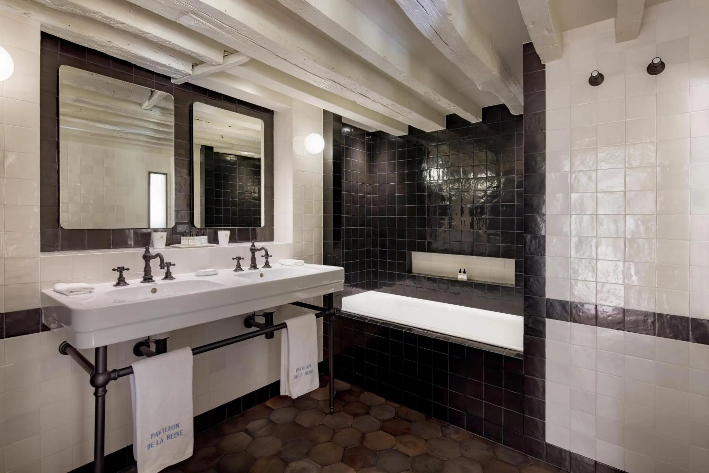 Bathroom in Le Pavillon de la Reine & Spa, Place des Vosges