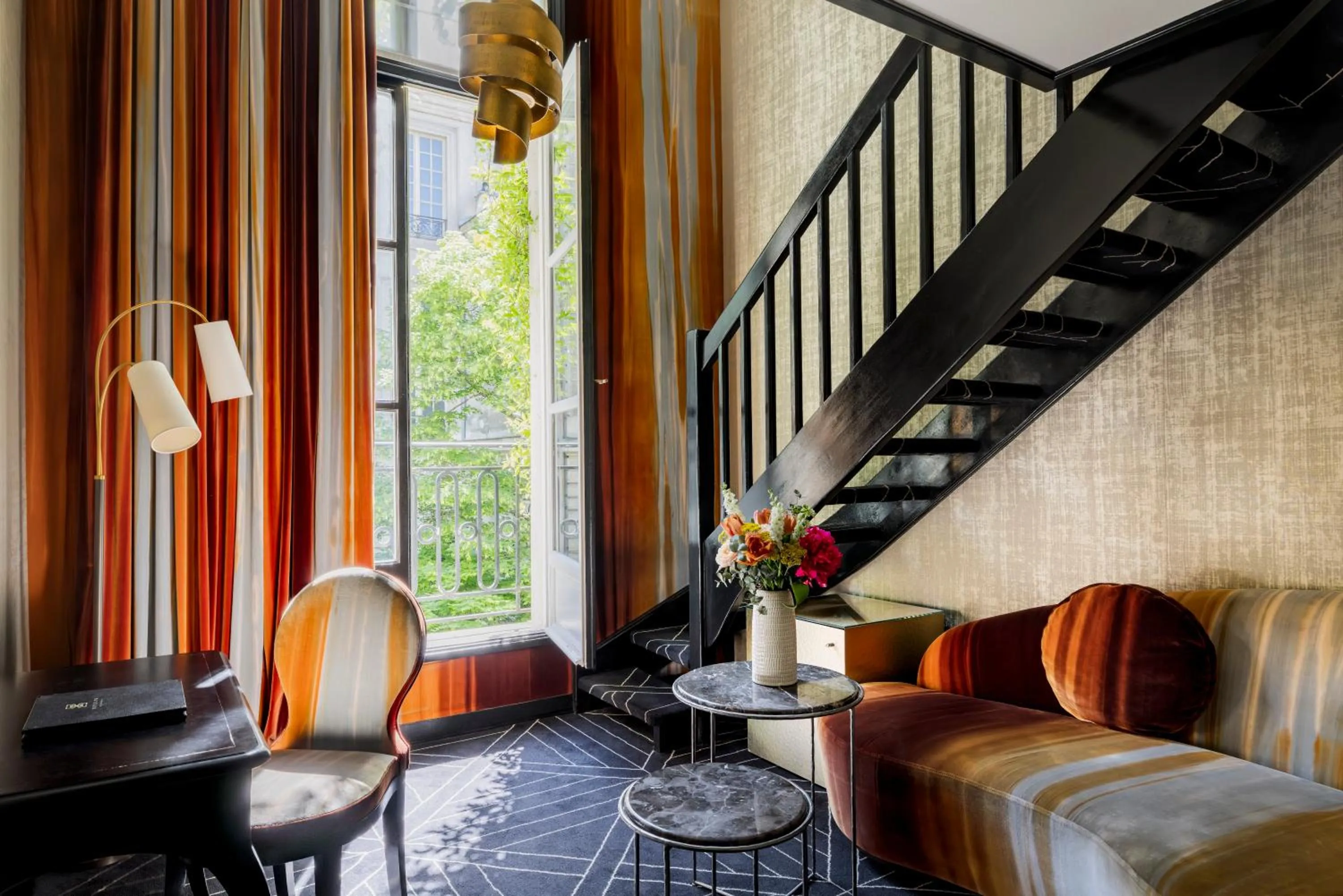 Bedroom in Le Pavillon de la Reine & Spa, Place des Vosges