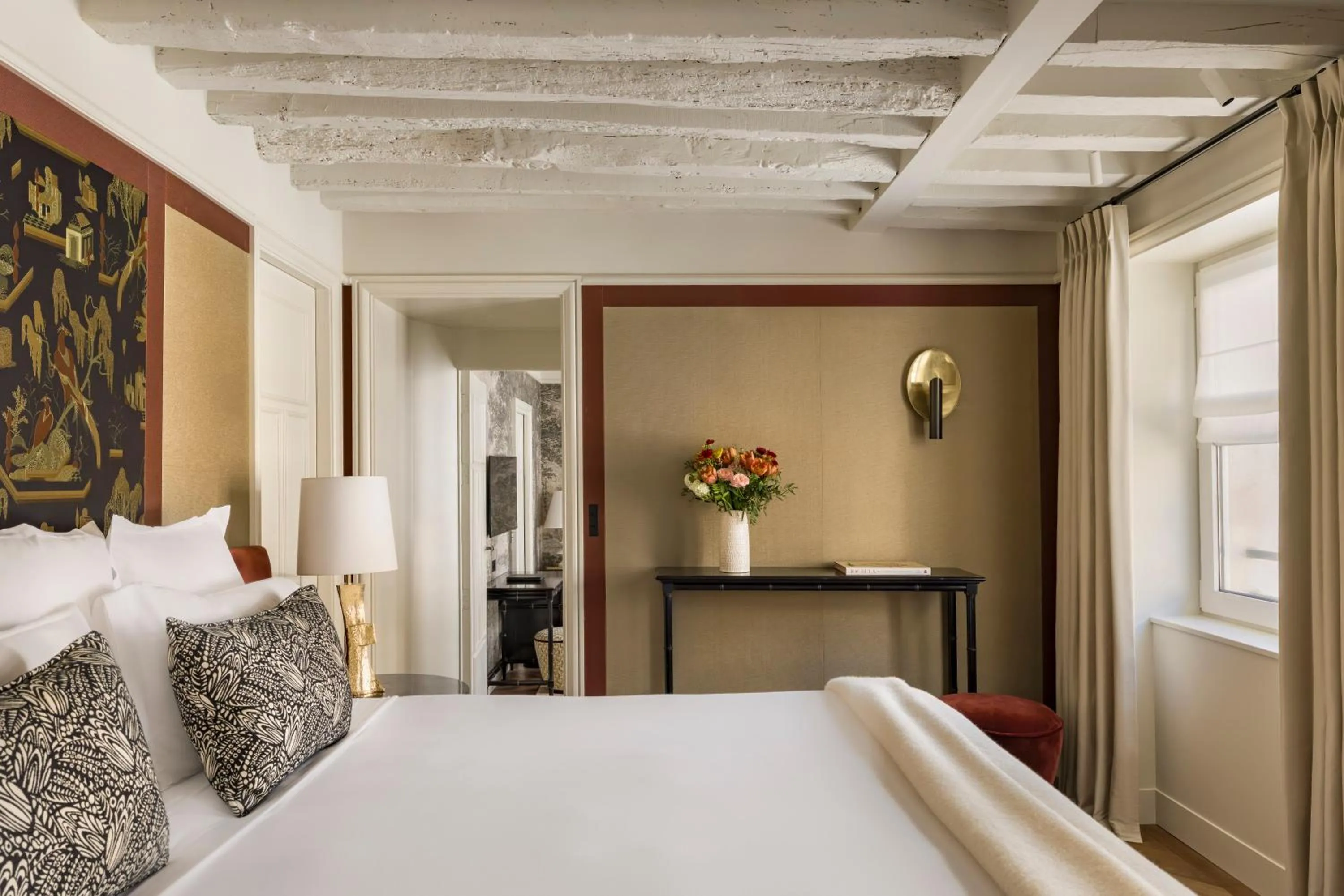 Bedroom, Bed in Le Pavillon de la Reine & Spa, Place des Vosges