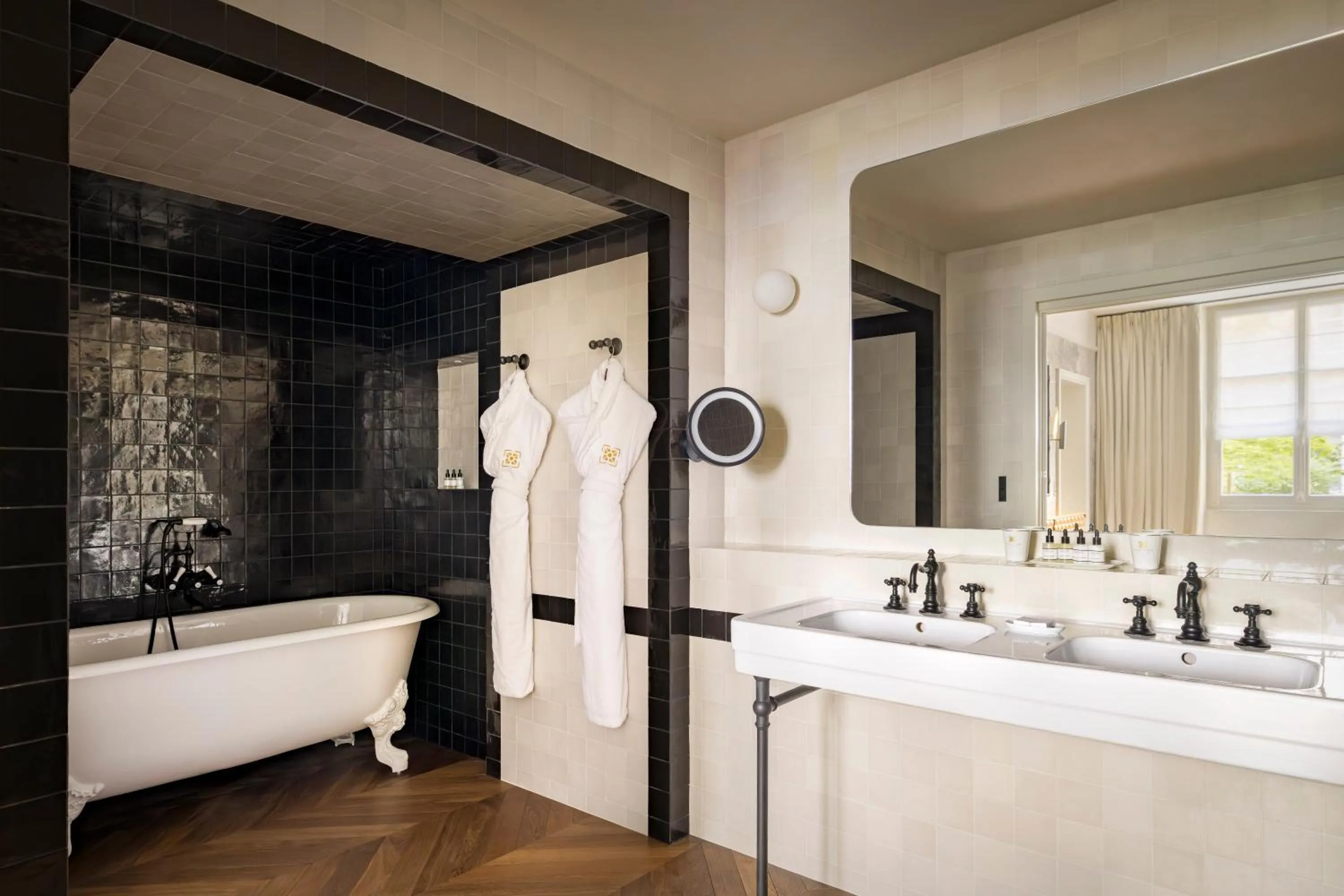 Bathroom in Le Pavillon de la Reine & Spa, Place des Vosges