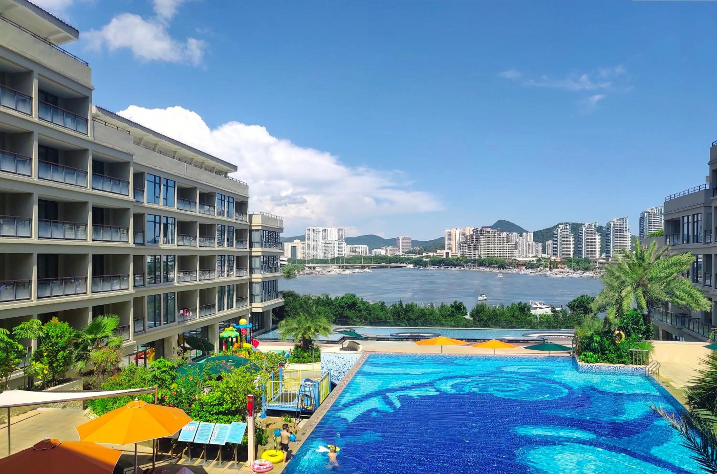 Pool view in 三亚鹿回头蔚景温德姆酒店