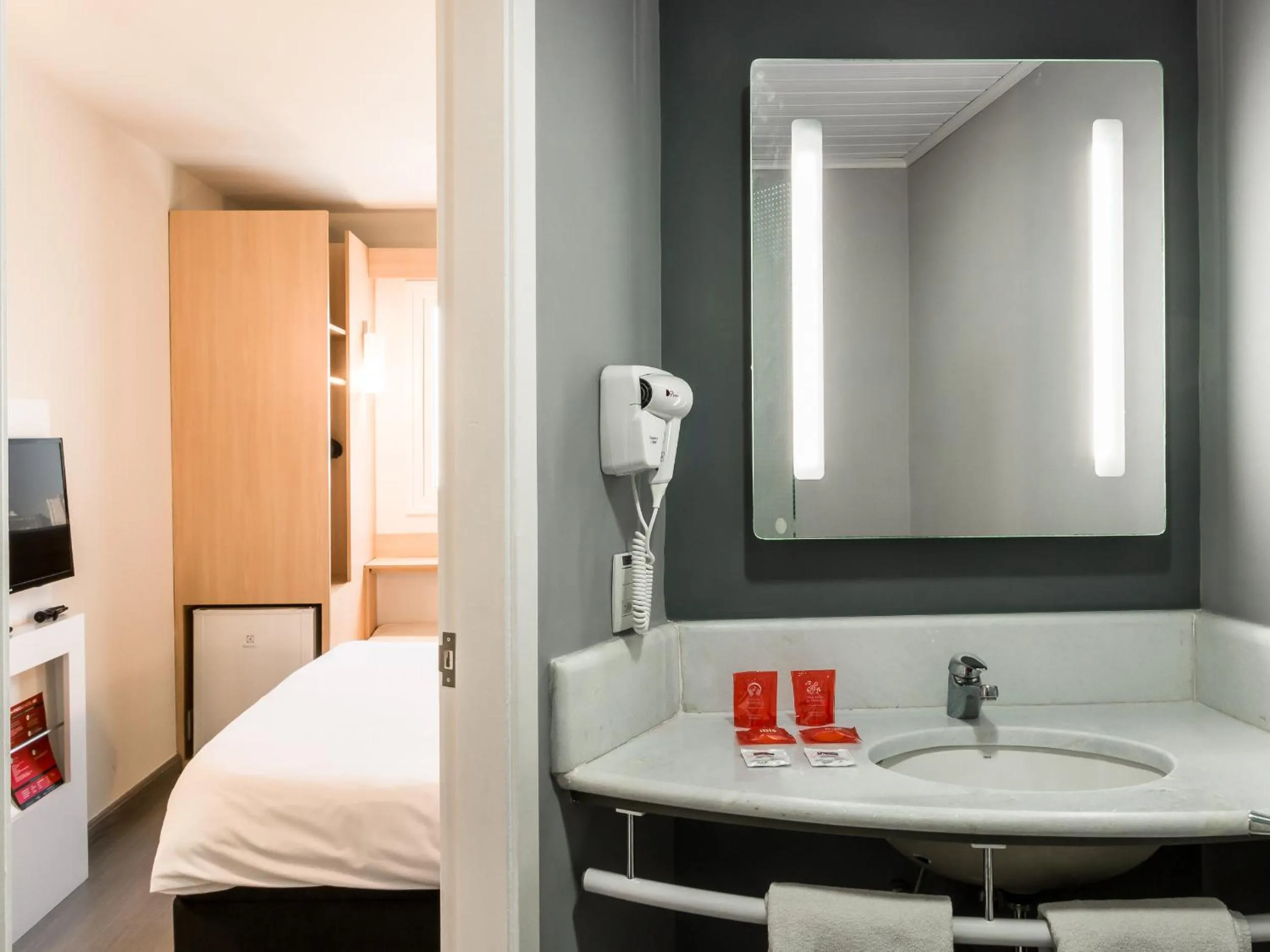 Bathroom, Bed in ibis Marilia