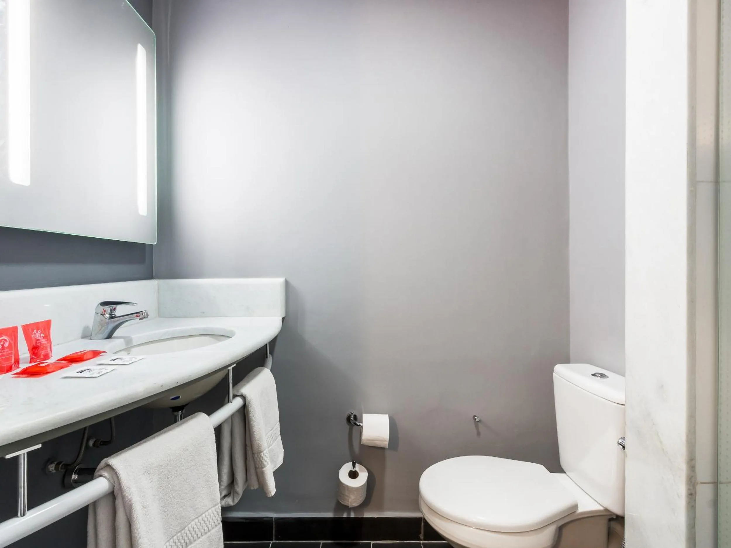 Bathroom in ibis Marilia