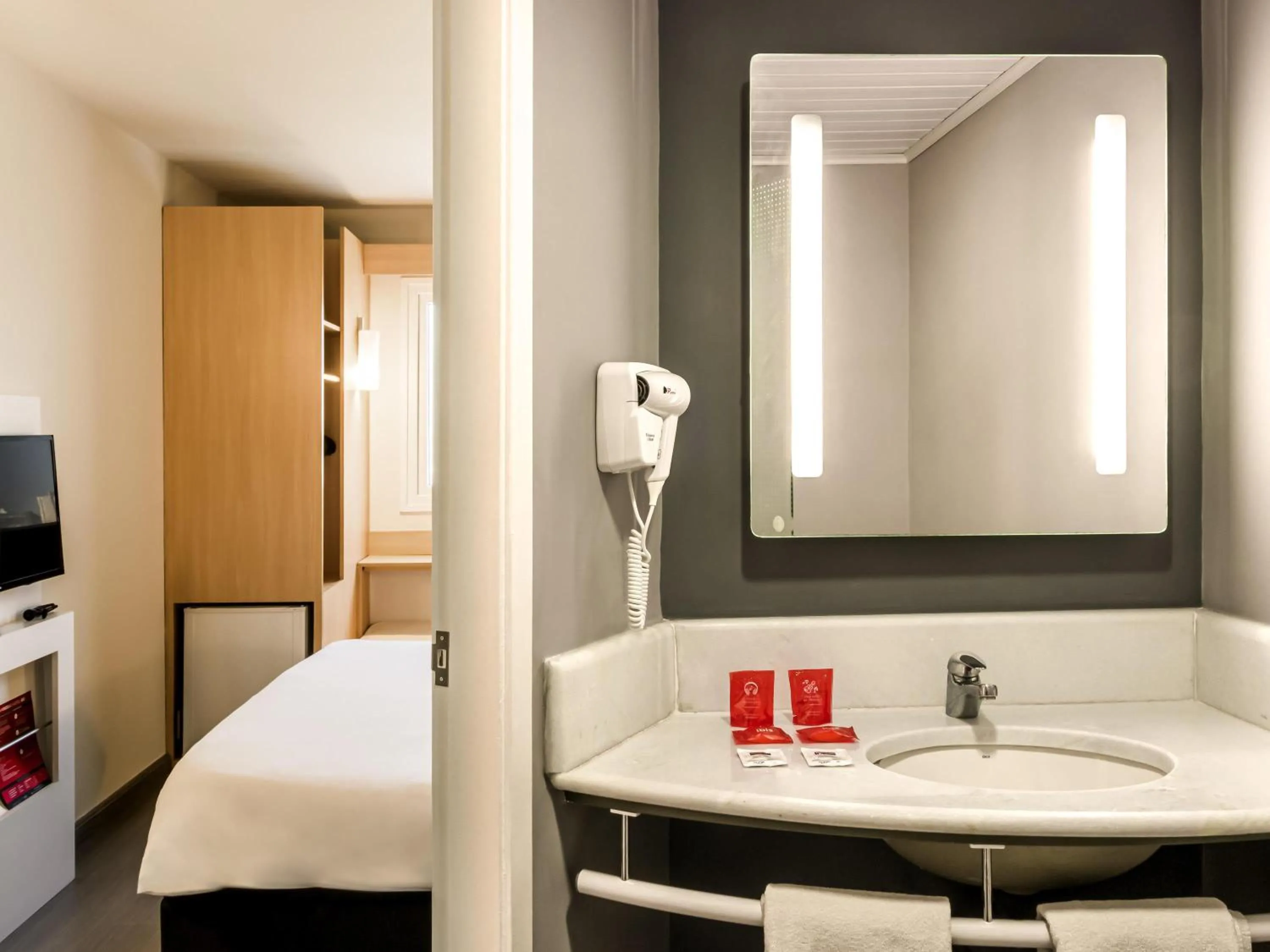 Bedroom, Bed in ibis Marilia