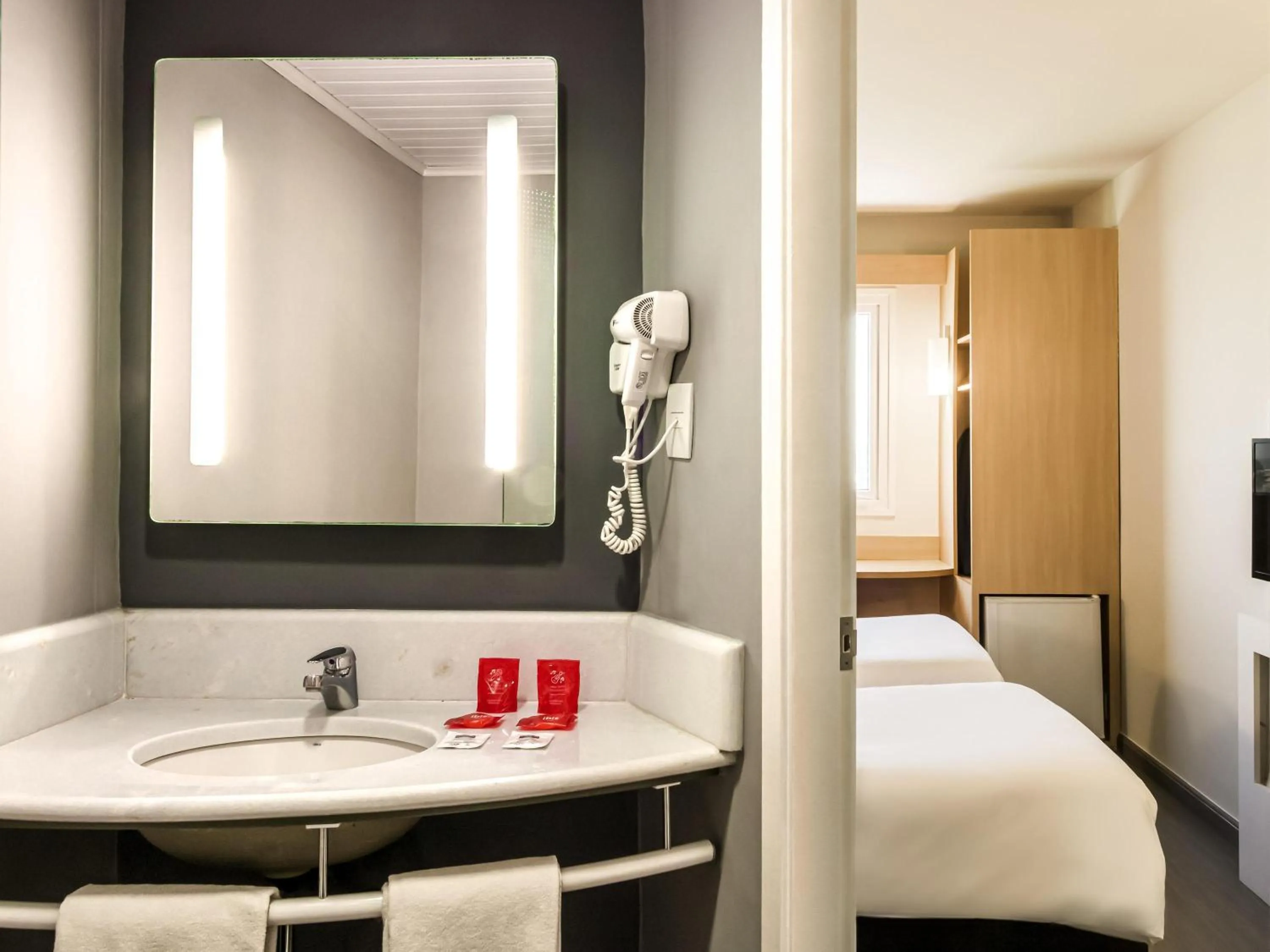 Bedroom, Bed in ibis Marilia