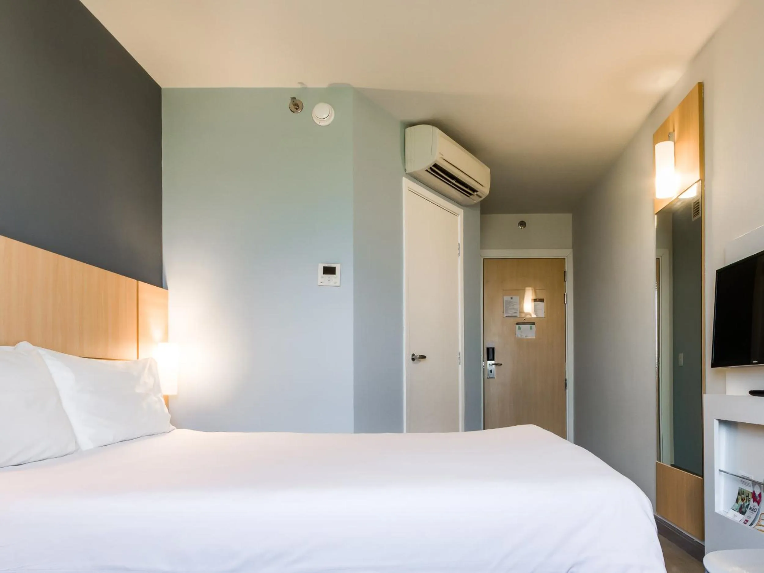 Photo of the whole room, Bed in ibis Marilia