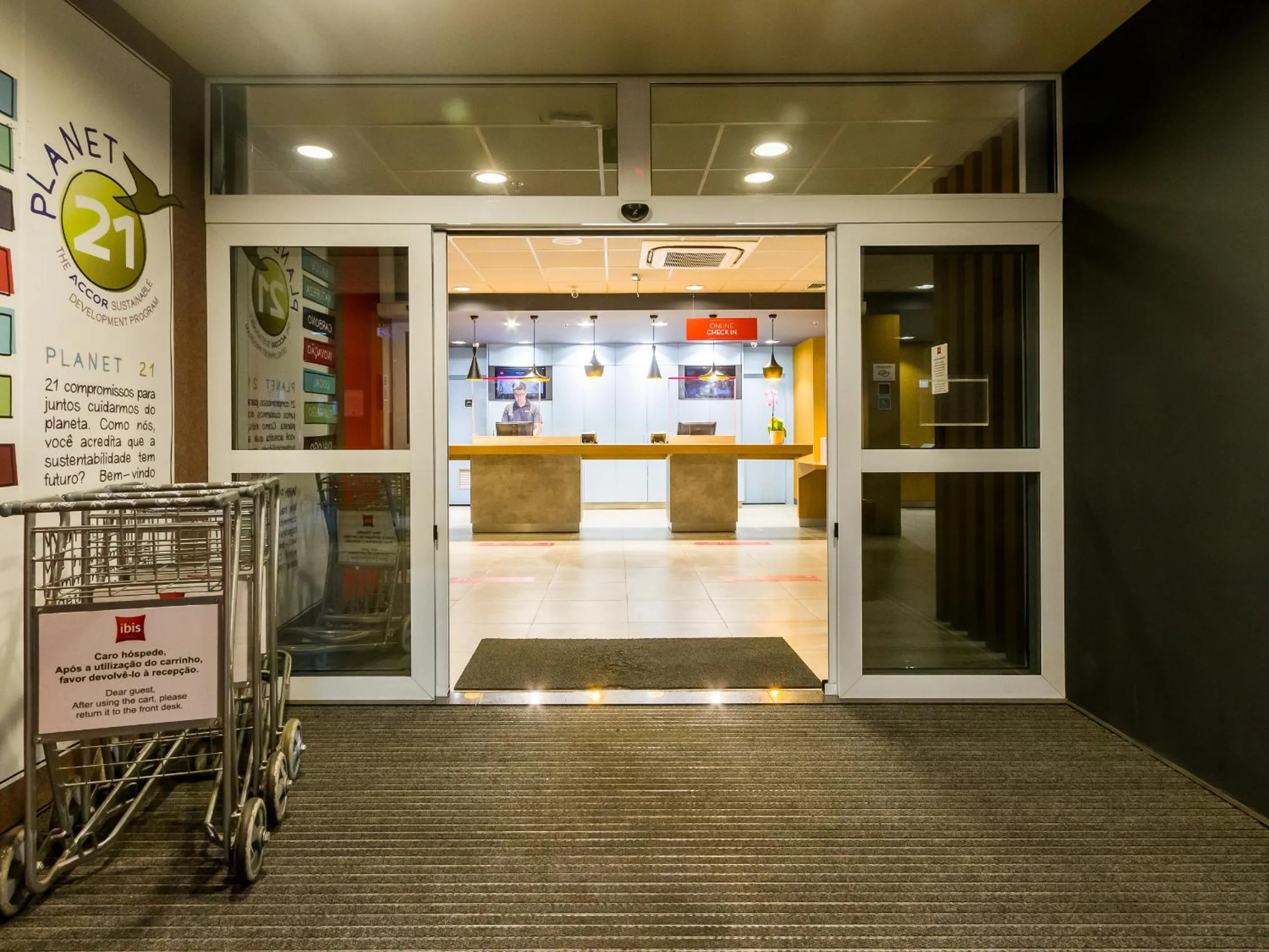 Facade/entrance in ibis Marilia