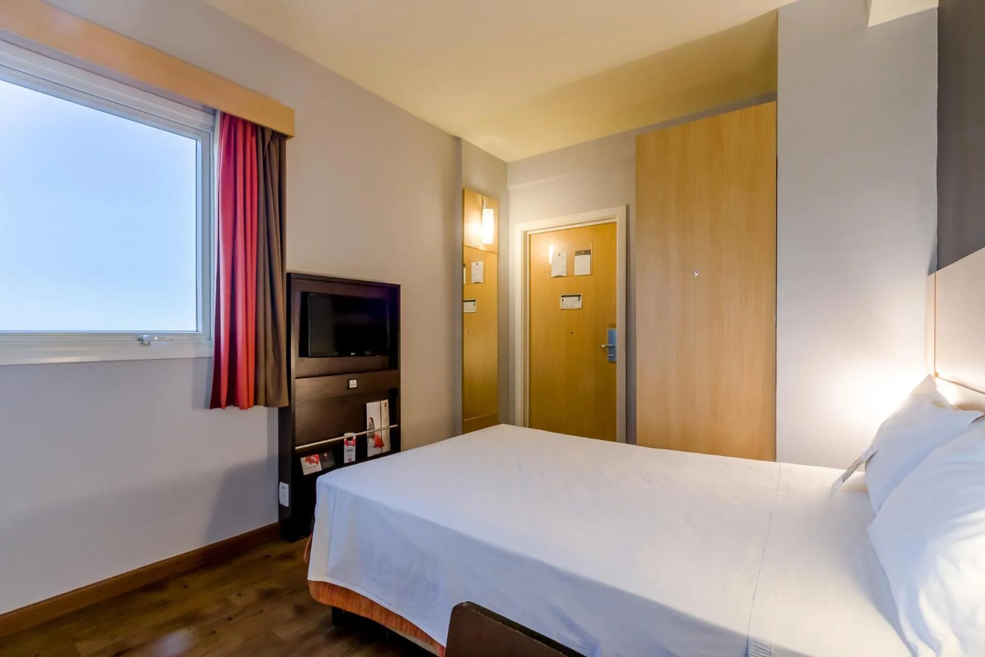 Photo of the whole room, Bed in ibis Barretos