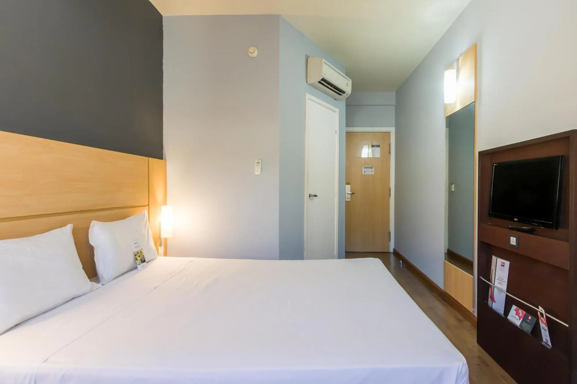 Photo of the whole room, Bed in ibis Barretos