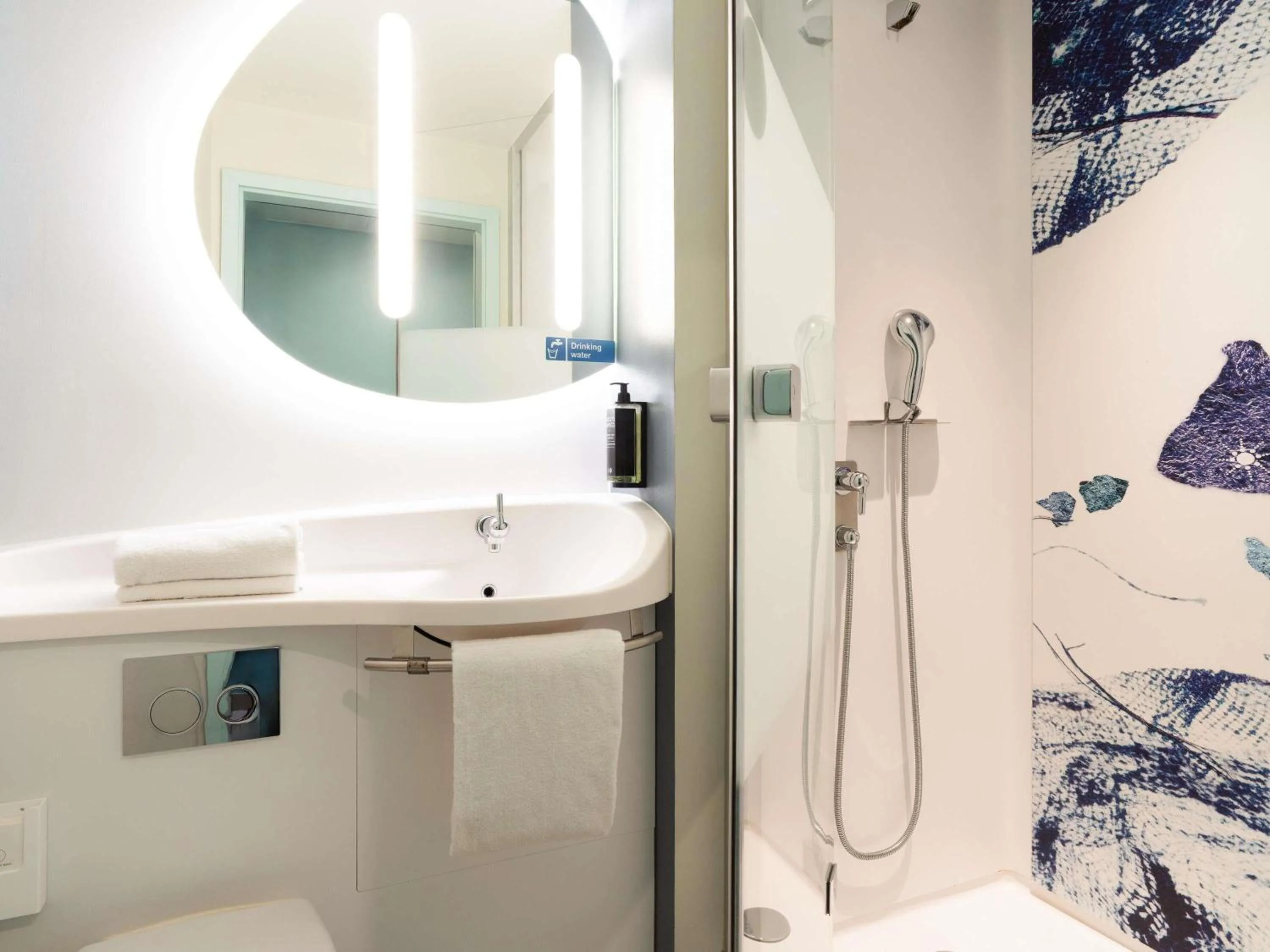 Bedroom in ibis budget Geneve Palexpo Aeroport