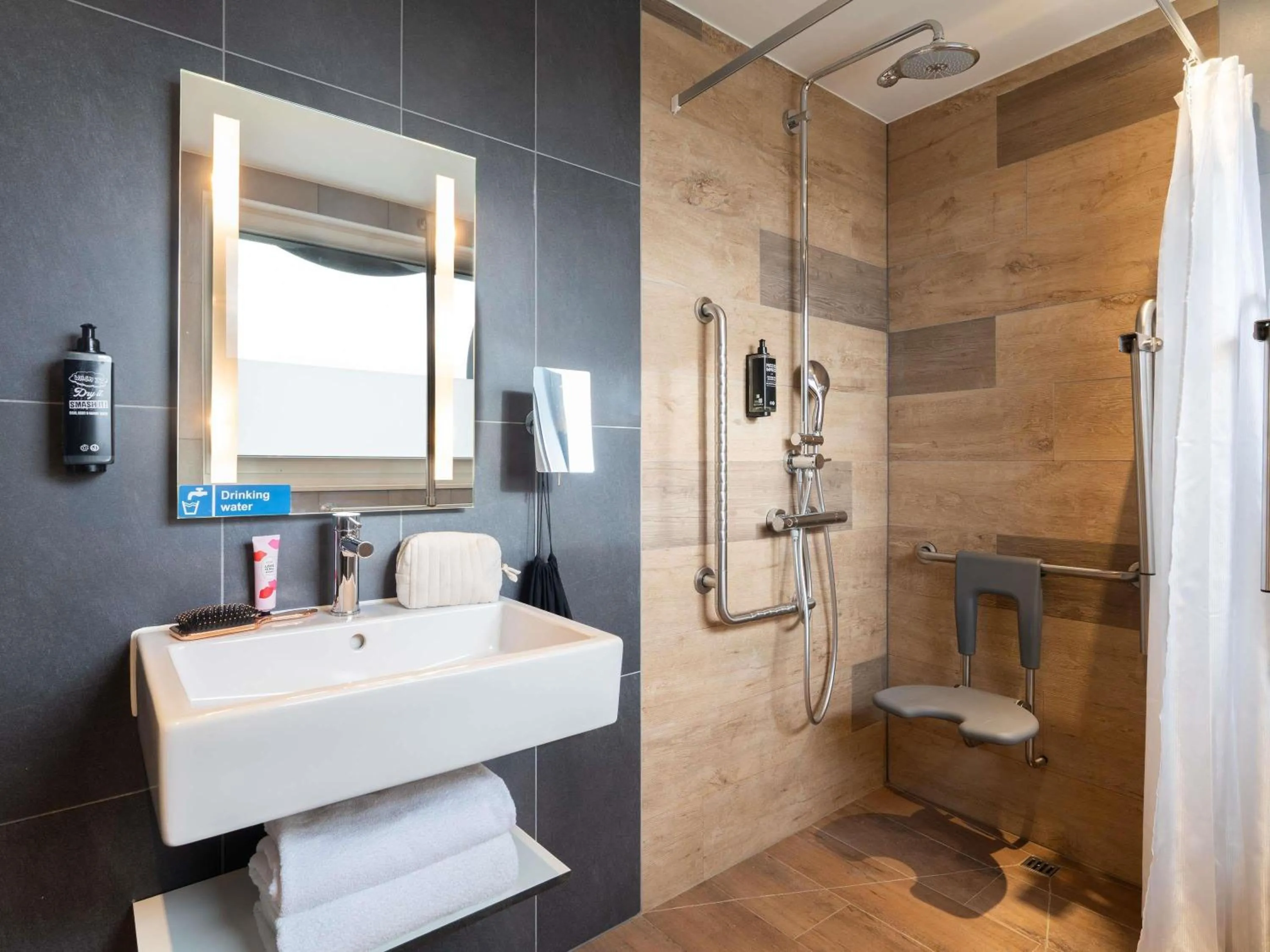 Bedroom in ibis Styles Geneve Palexpo Aeroport