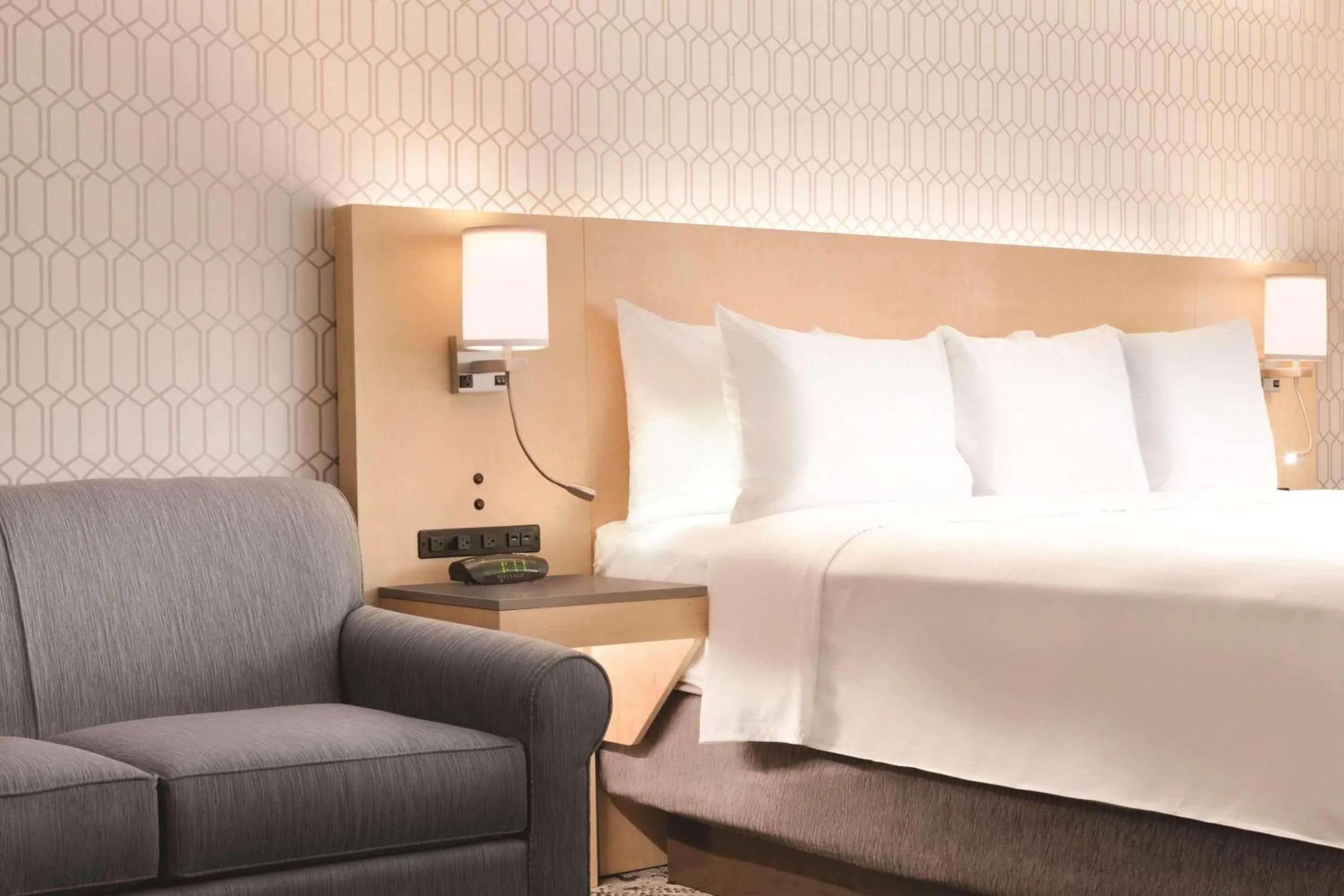 Bedroom, Bed in Radisson Hotel Charlotte Airport