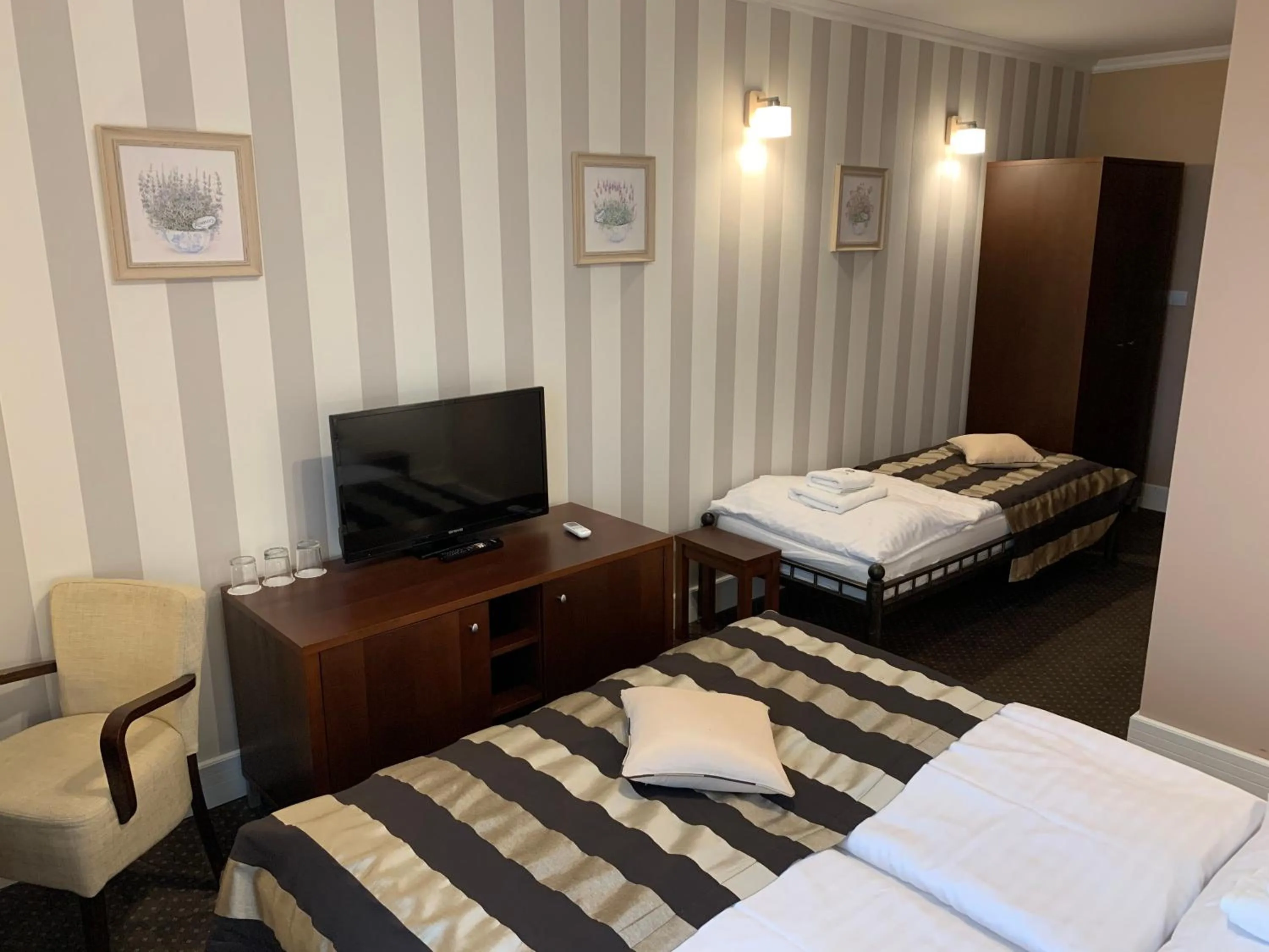 Photo of the whole room, Bed in Pension Eden