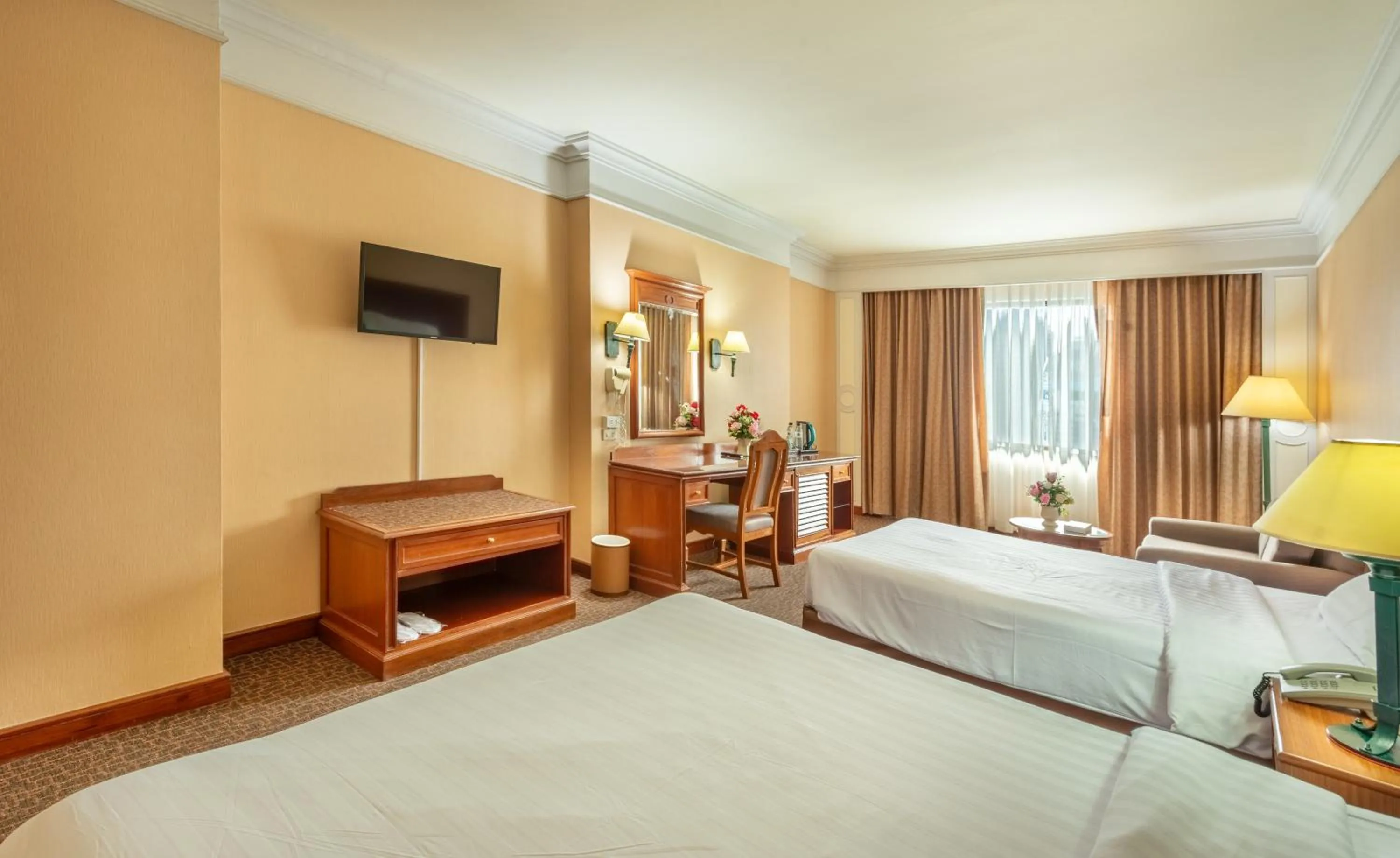 Bed in Royal Benja Hotel - Big Room Family-Friendly