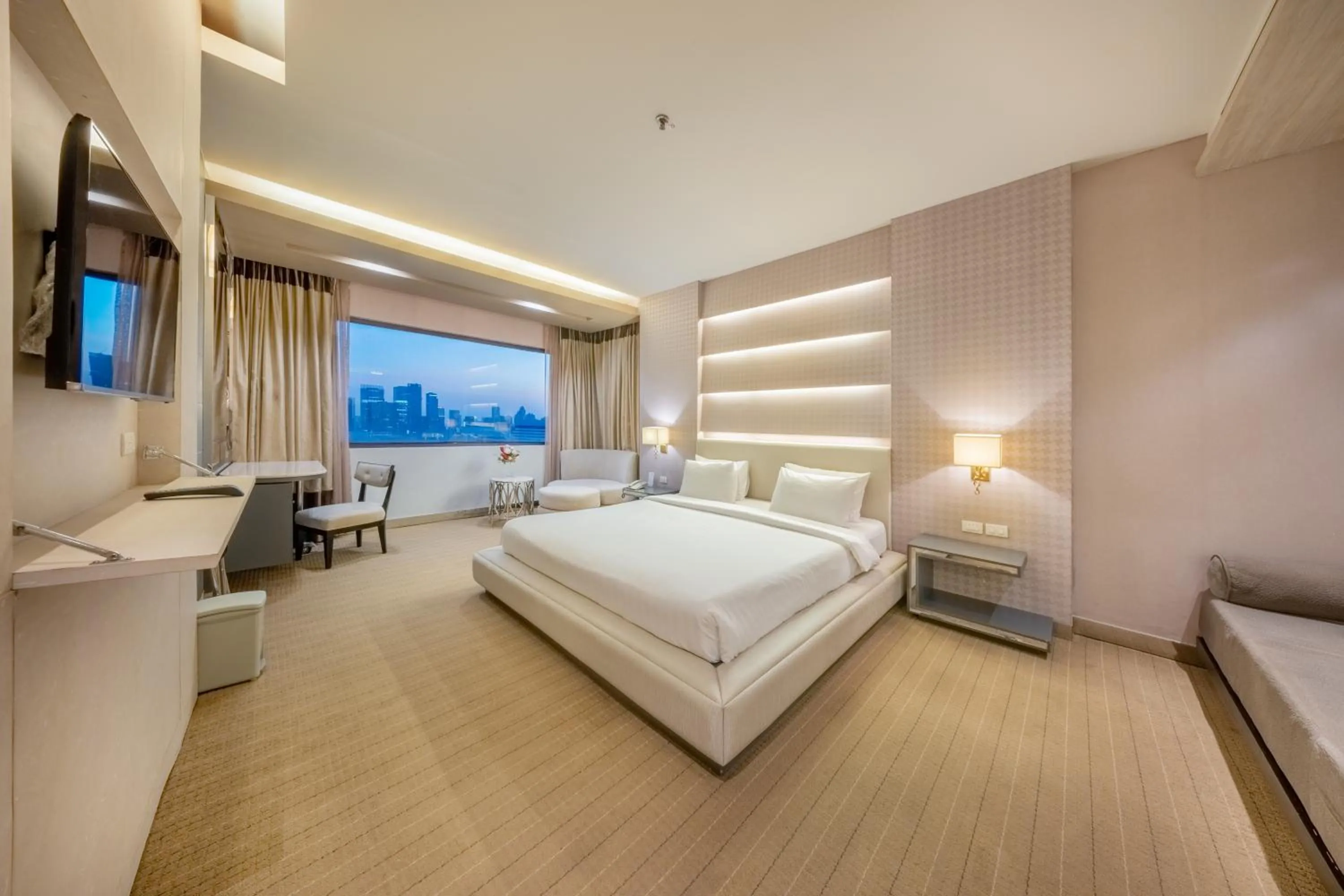 Bedroom, Bed in Royal Benja Hotel - Big Room Family-Friendly