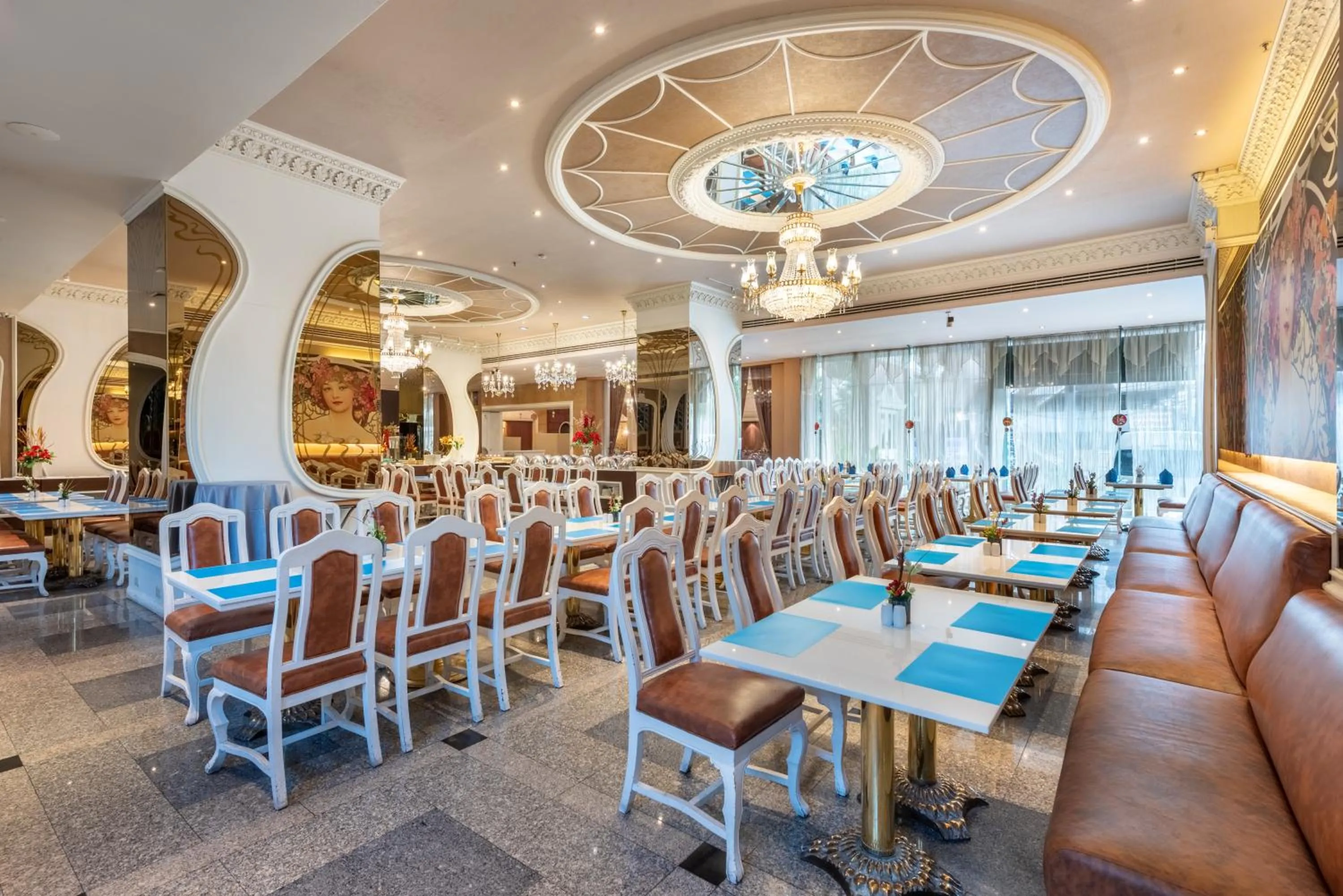 Restaurant/places to eat in Royal Benja Hotel - Big Room Family-Friendly