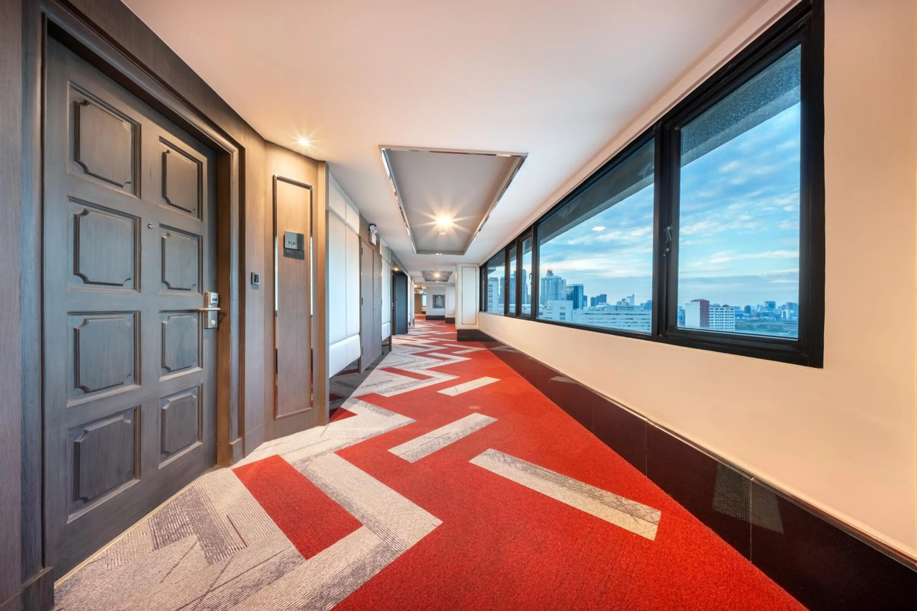 Property building, Bed in Royal Benja Hotel - Big Room Family-Friendly