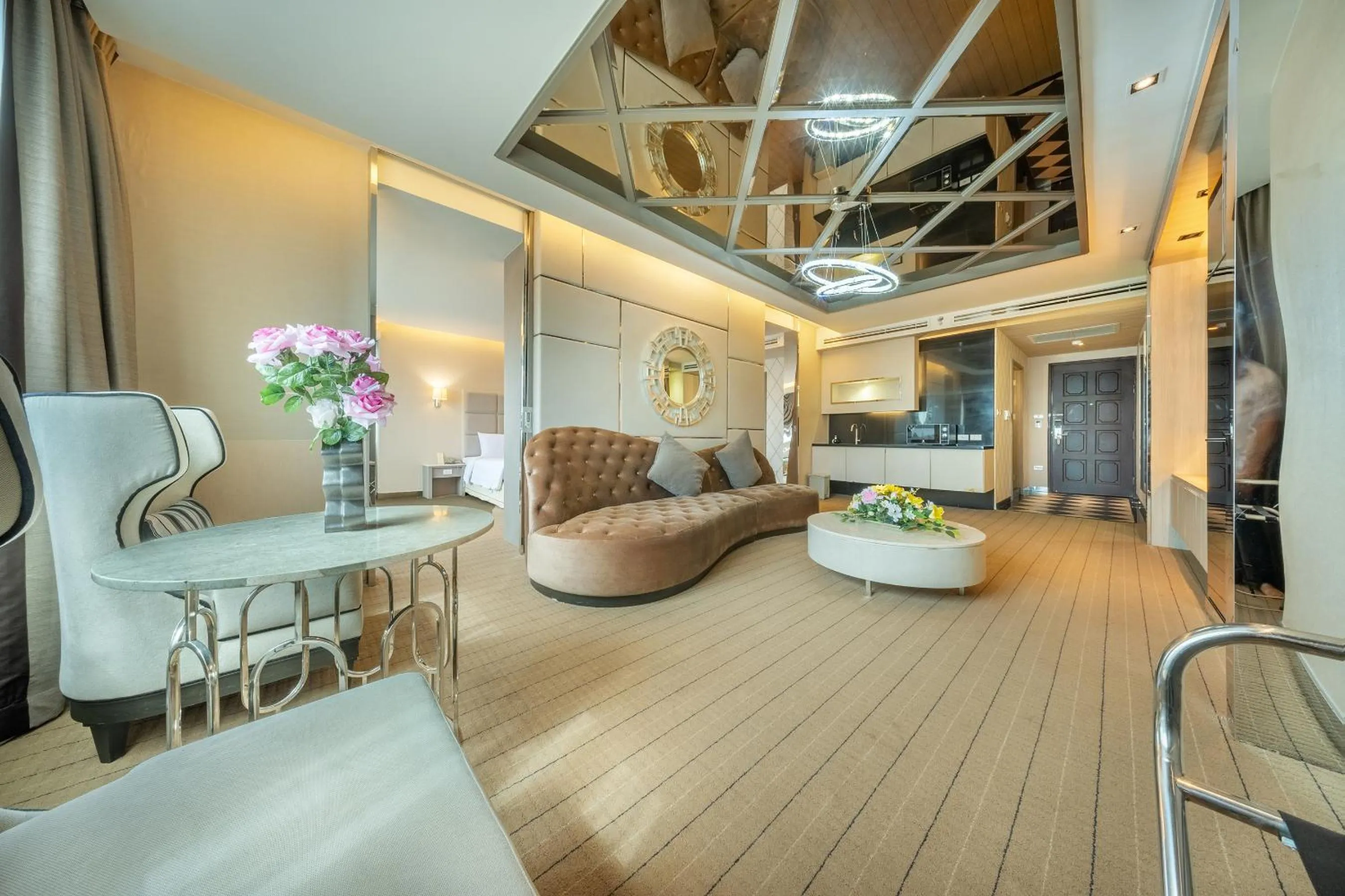 TV and multimedia in Royal Benja Hotel - Big Room Family-Friendly