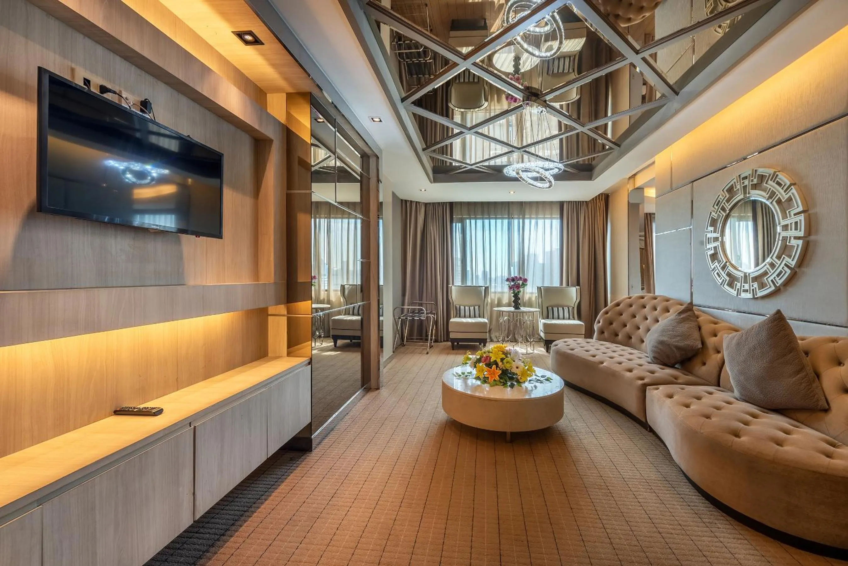 Living room in Royal Benja Hotel - Big Room Family-Friendly