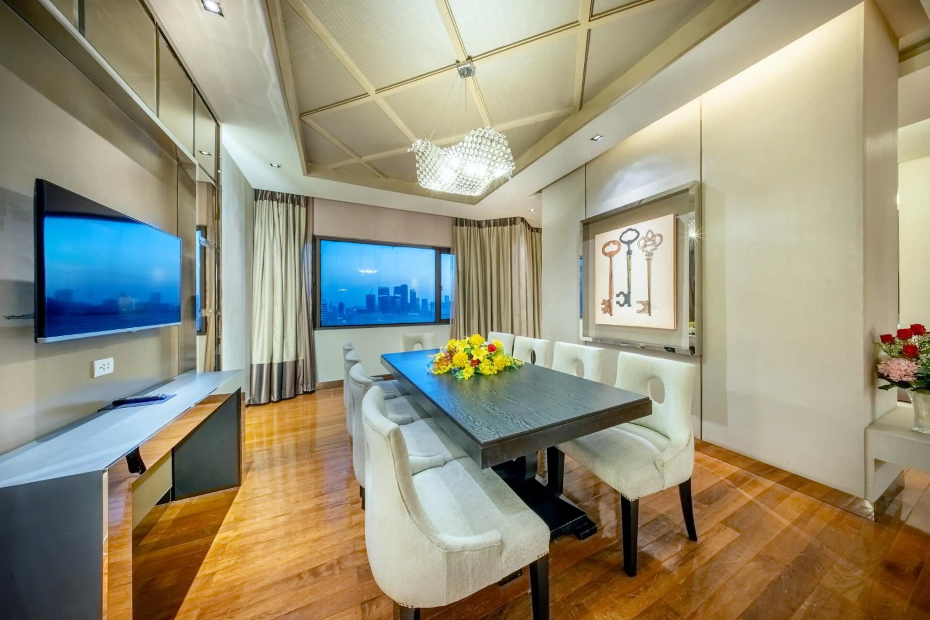 Communal lounge/ TV room in Royal Benja Hotel - Big Room Family-Friendly