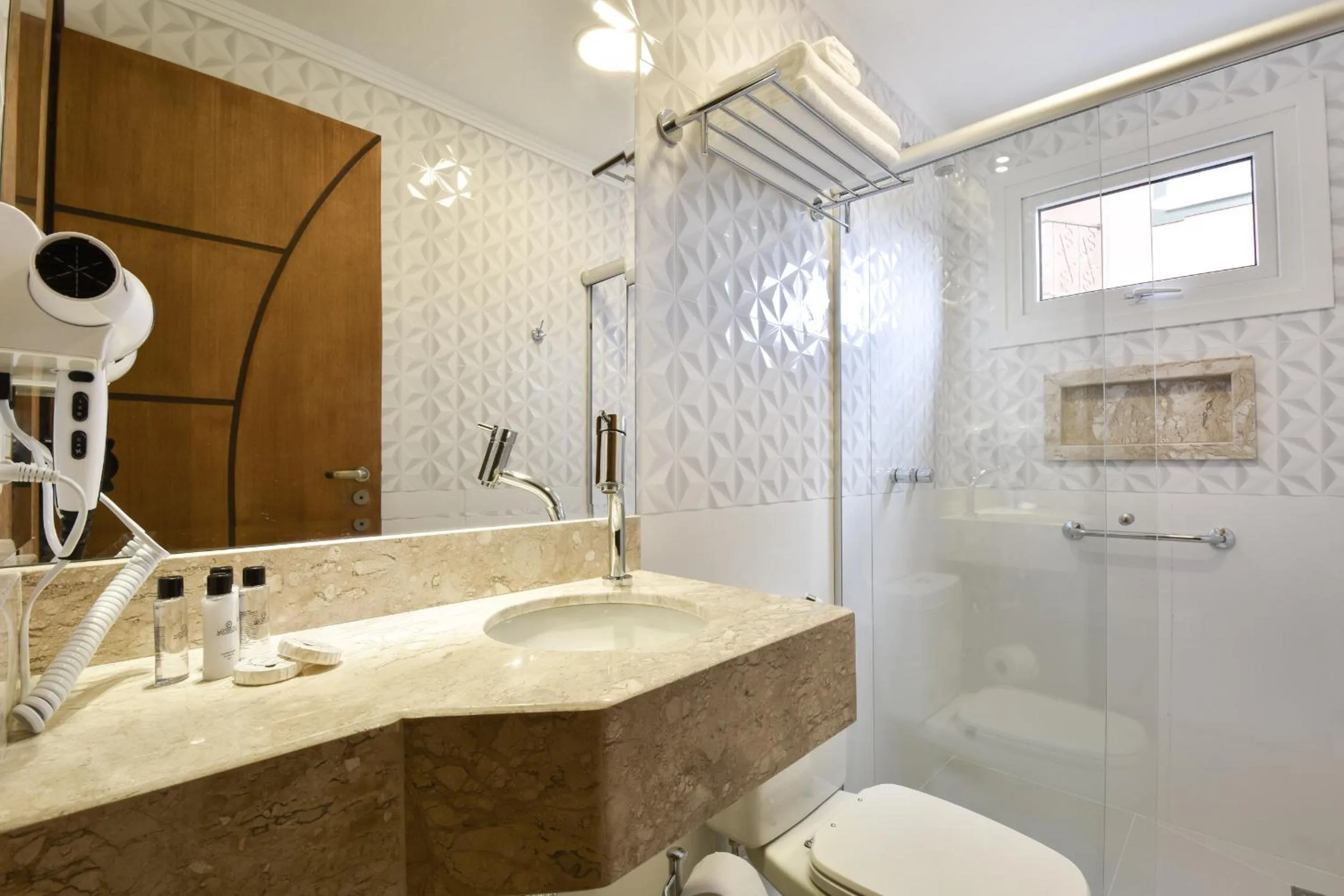 Bathroom in Micheline Hotel Tricot - ao lado da Rua Coberta