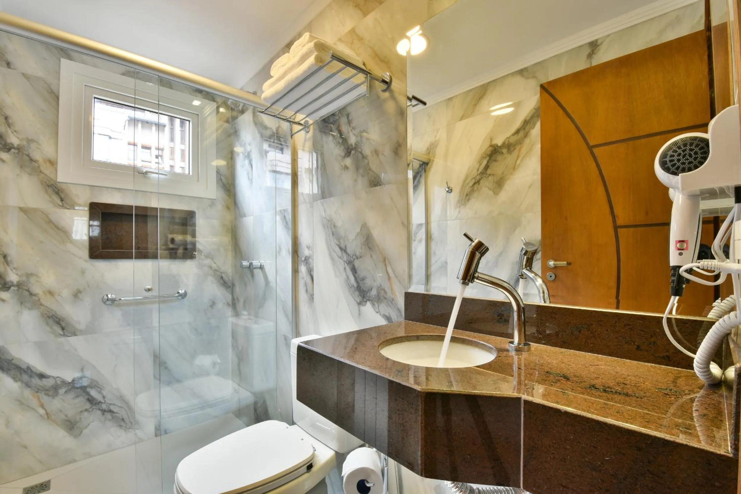 Bathroom in Micheline Hotel Tricot - ao lado da Rua Coberta