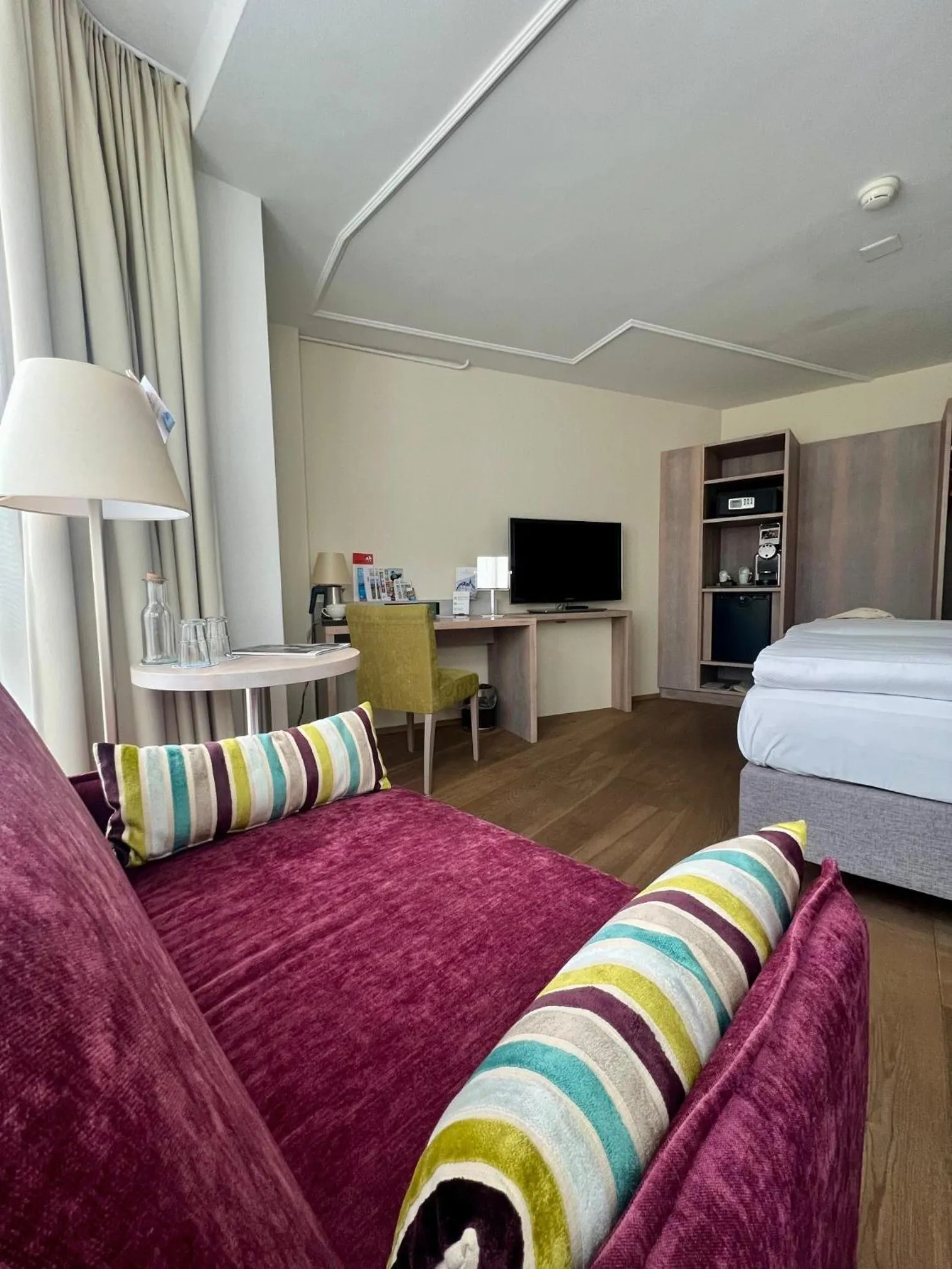 Photo of the whole room, Bed in PLATZHIRSCH ZÜRICH - Downtown Boutique Hotel & Sushi Lounge