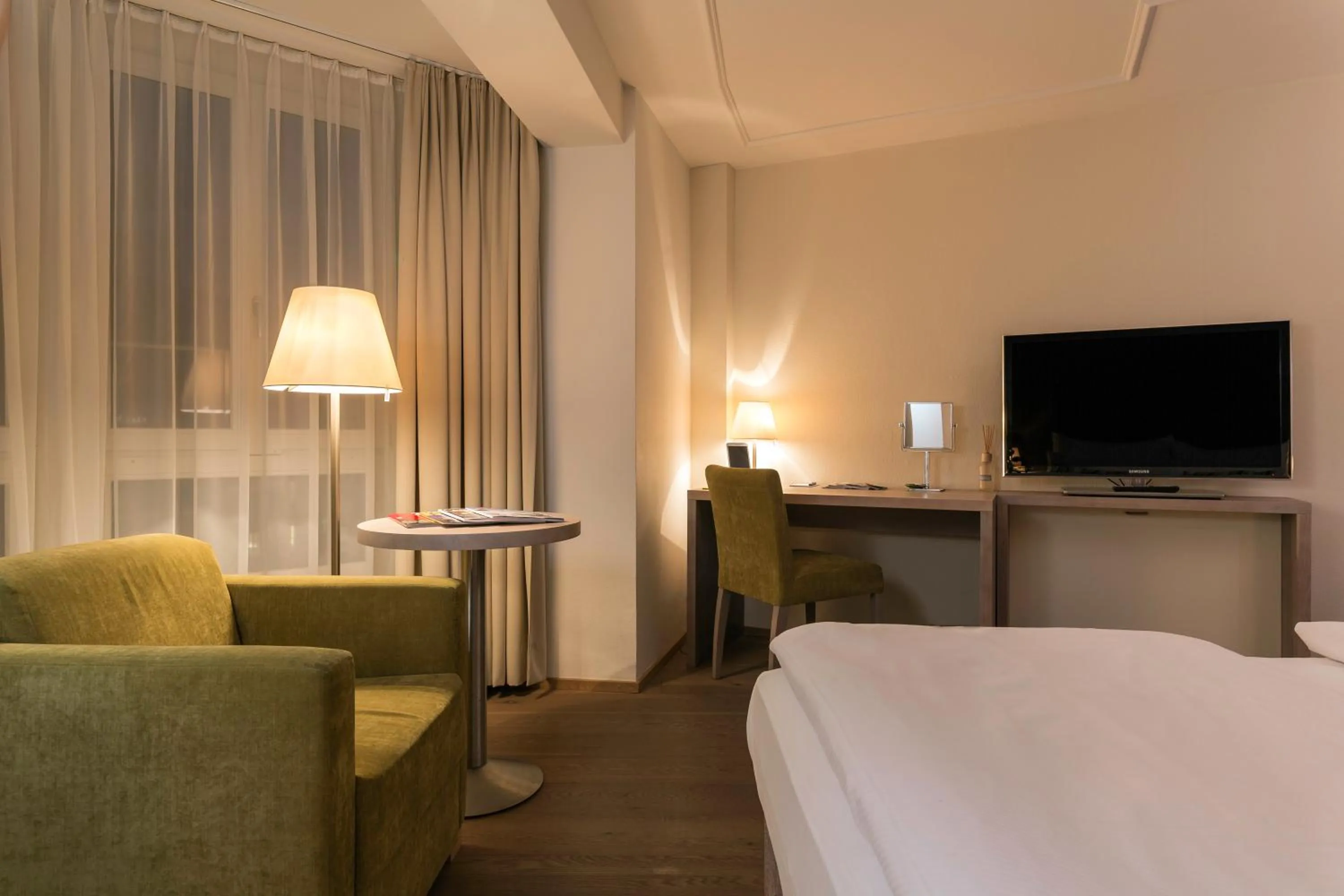 TV and multimedia, Bed in PLATZHIRSCH ZÜRICH - Downtown Boutique Hotel & Sushi Lounge