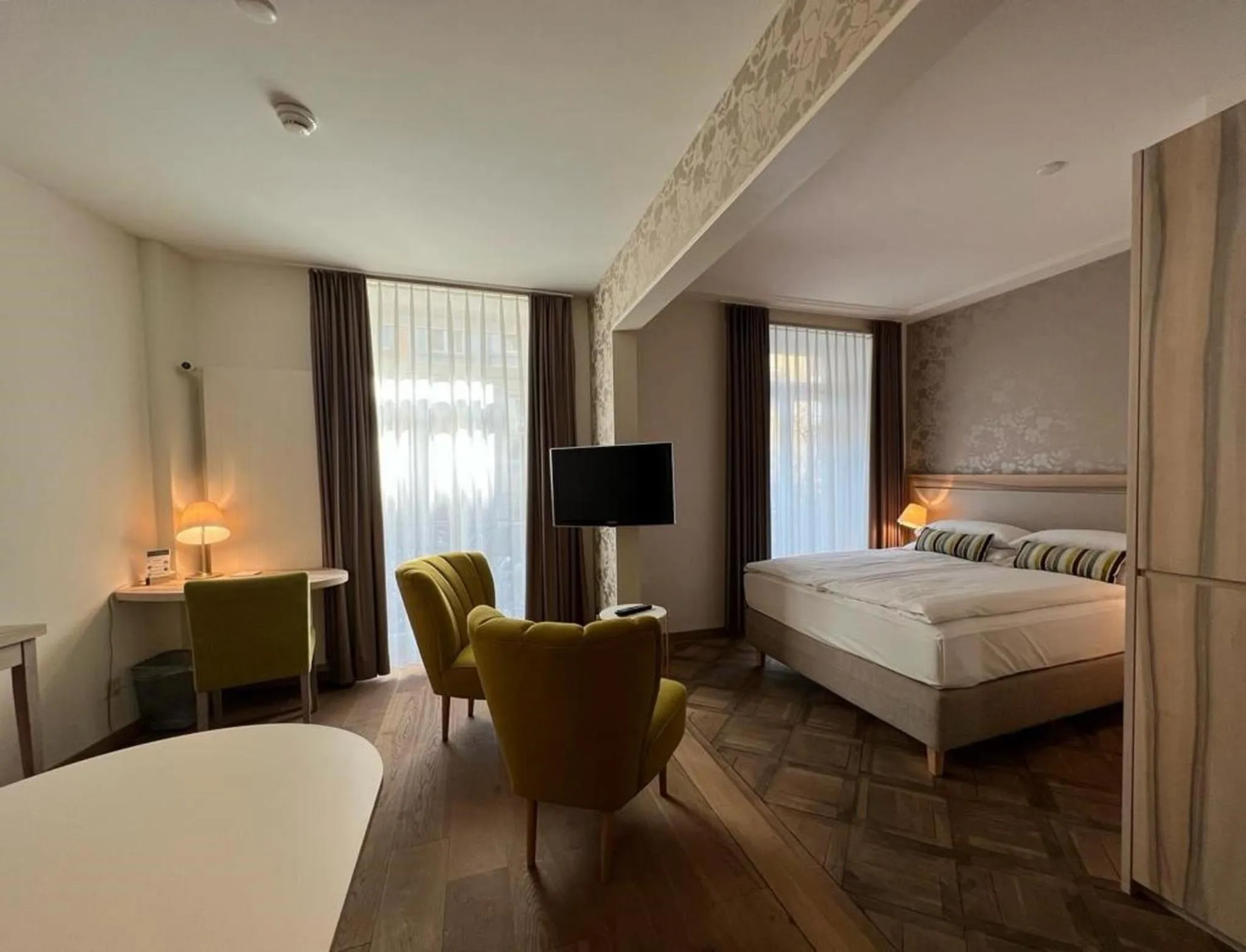 Photo of the whole room, Bed in PLATZHIRSCH ZÜRICH - Downtown Boutique Hotel & Sushi Lounge