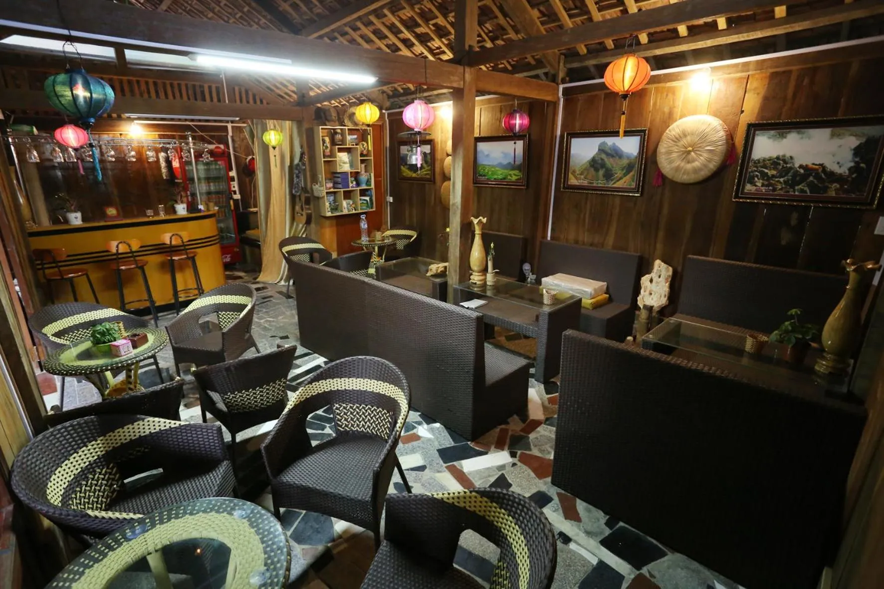 Restaurant/places to eat in Green Hill Hostel & Tour