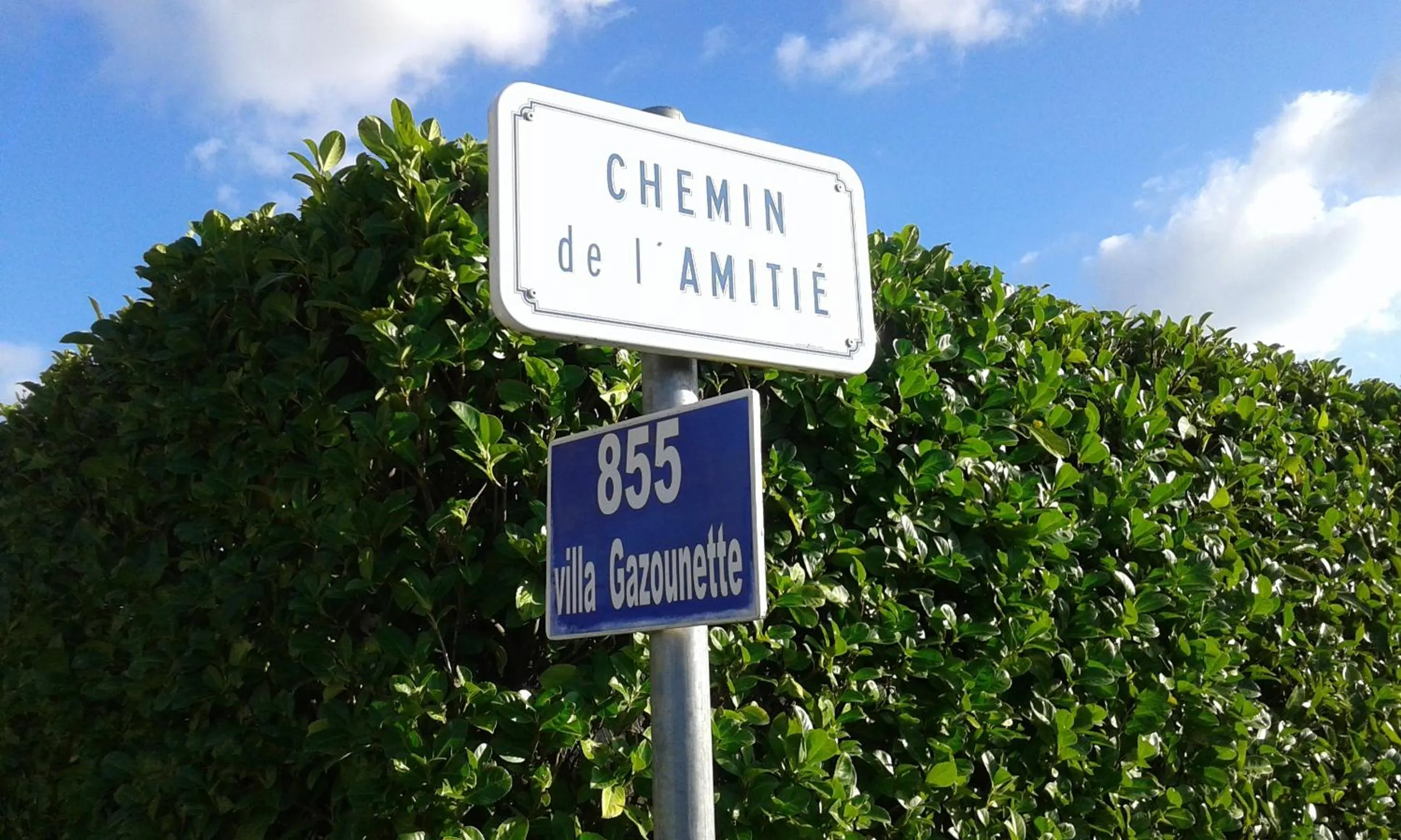 Logo/Certificate/Sign in Villa Gazounette