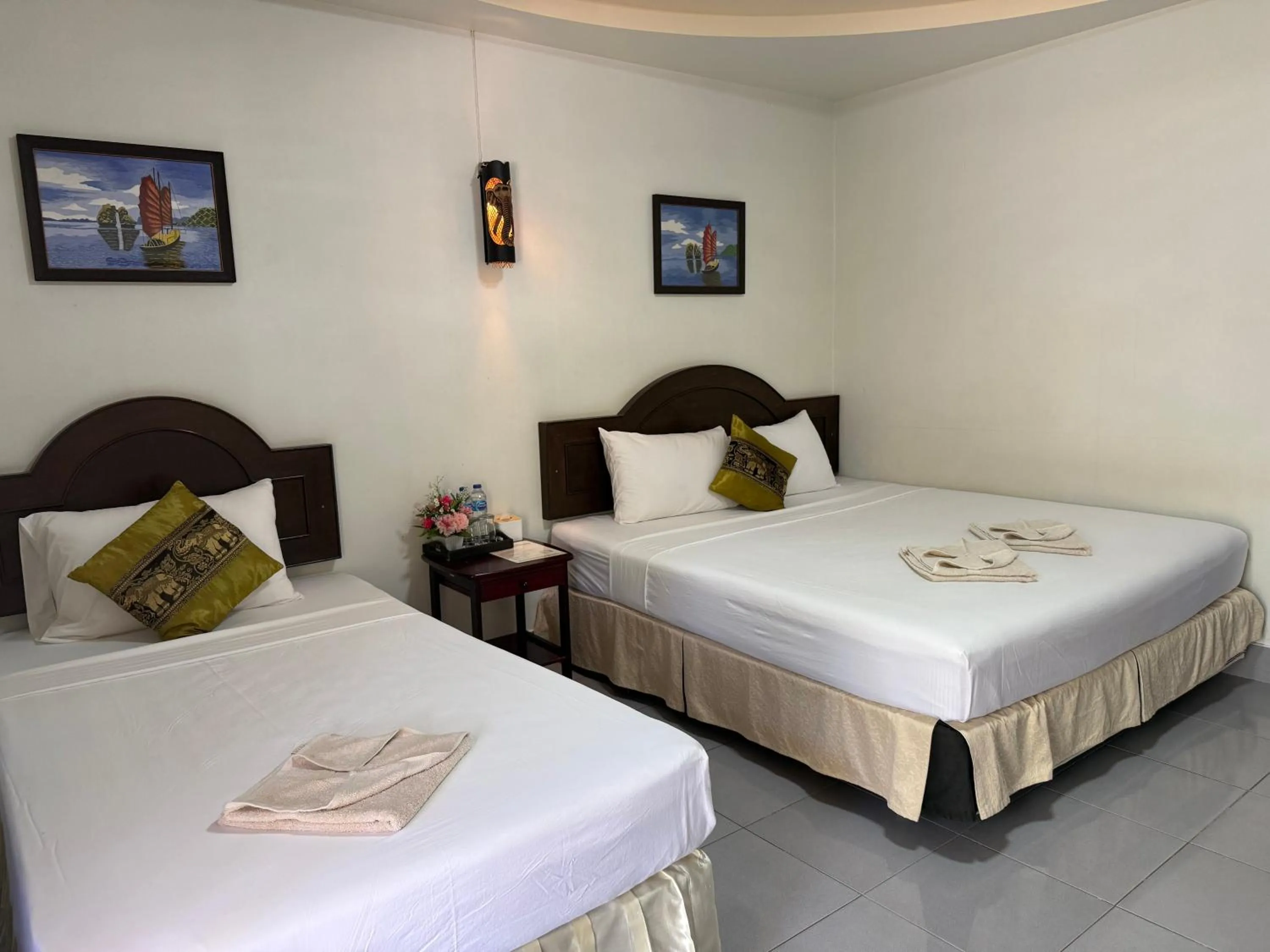 Bedroom, Bed in Season Bungalow