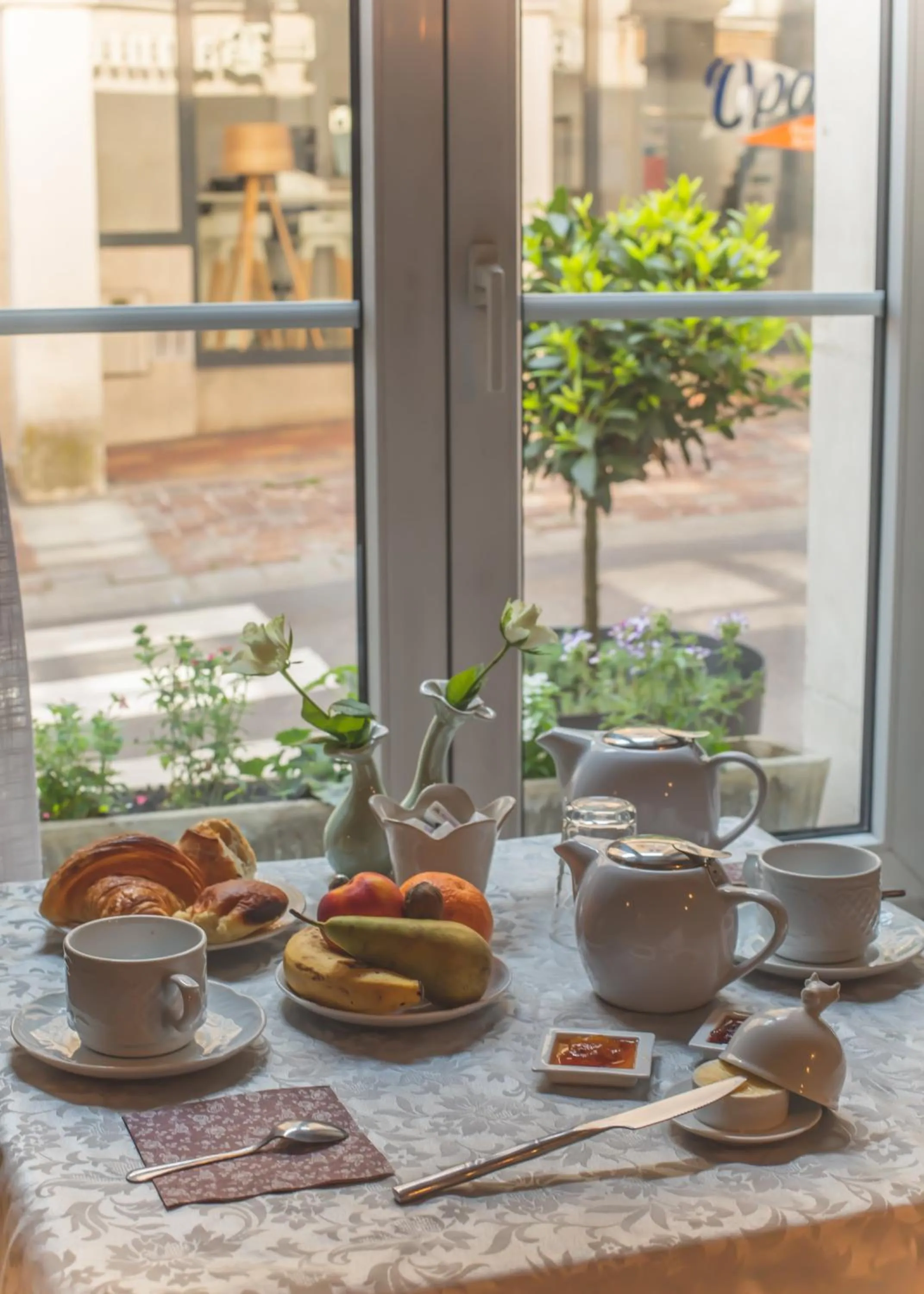 Breakfast in Hôtel De La Banniere De France