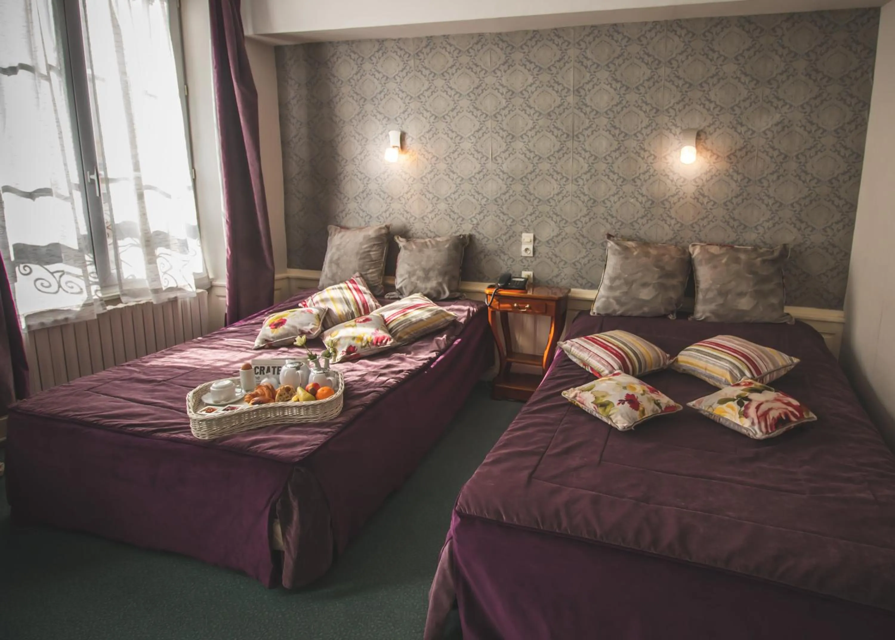 Breakfast, Bed in Hôtel De La Banniere De France
