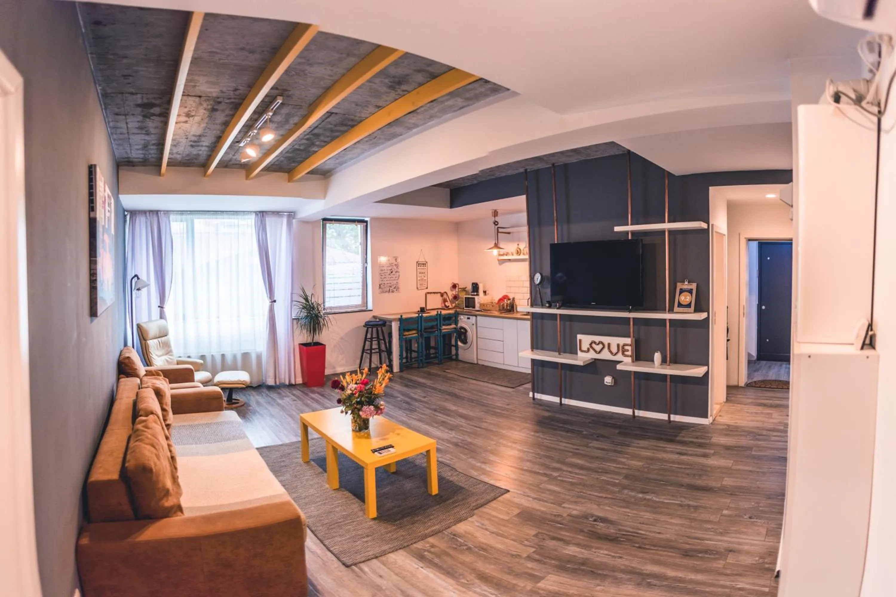 Communal lounge/ TV room in Teodoroiu nr. 5