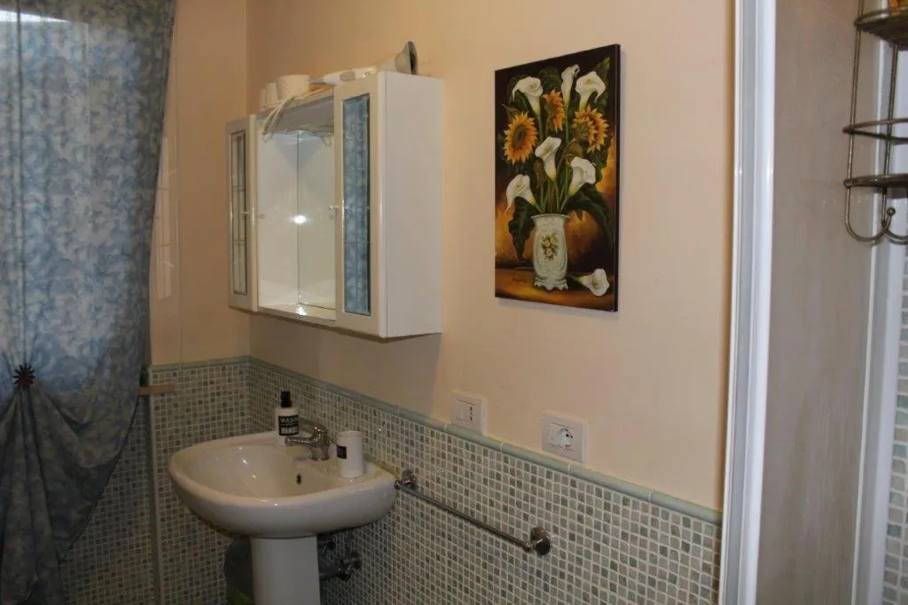 Bathroom in AFFITTACAMERE La Tartaruga