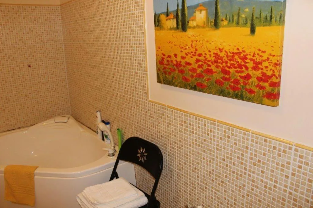 Bathroom in AFFITTACAMERE La Tartaruga