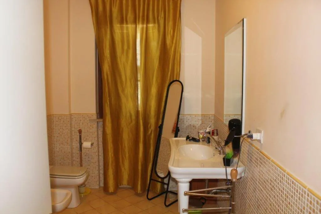 Bathroom in AFFITTACAMERE La Tartaruga