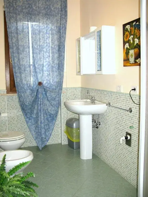 Double Room with External Private Bathroom - single occupancy in AFFITTACAMERE La Tartaruga Double Room with External Private Bathroom - single occupancy in AFFITTACAMERE La Tartaruga