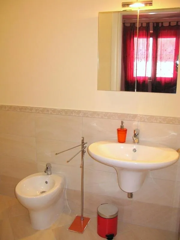Bathroom in AFFITTACAMERE La Tartaruga