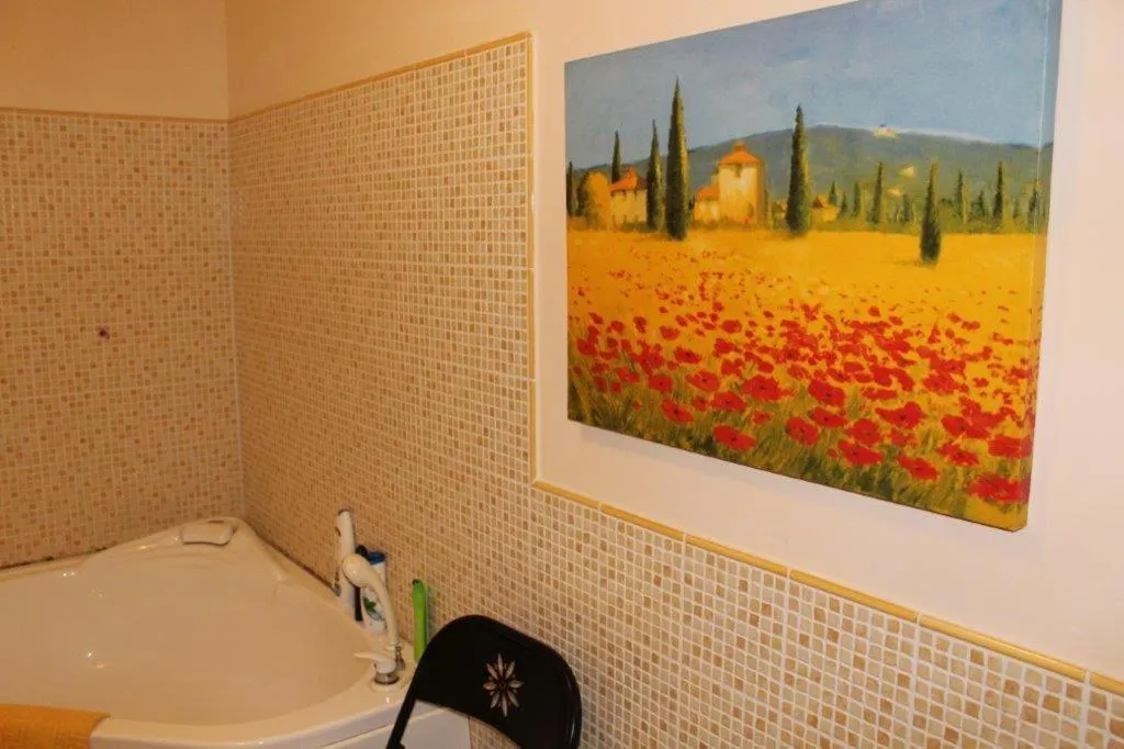 Bathroom in AFFITTACAMERE La Tartaruga