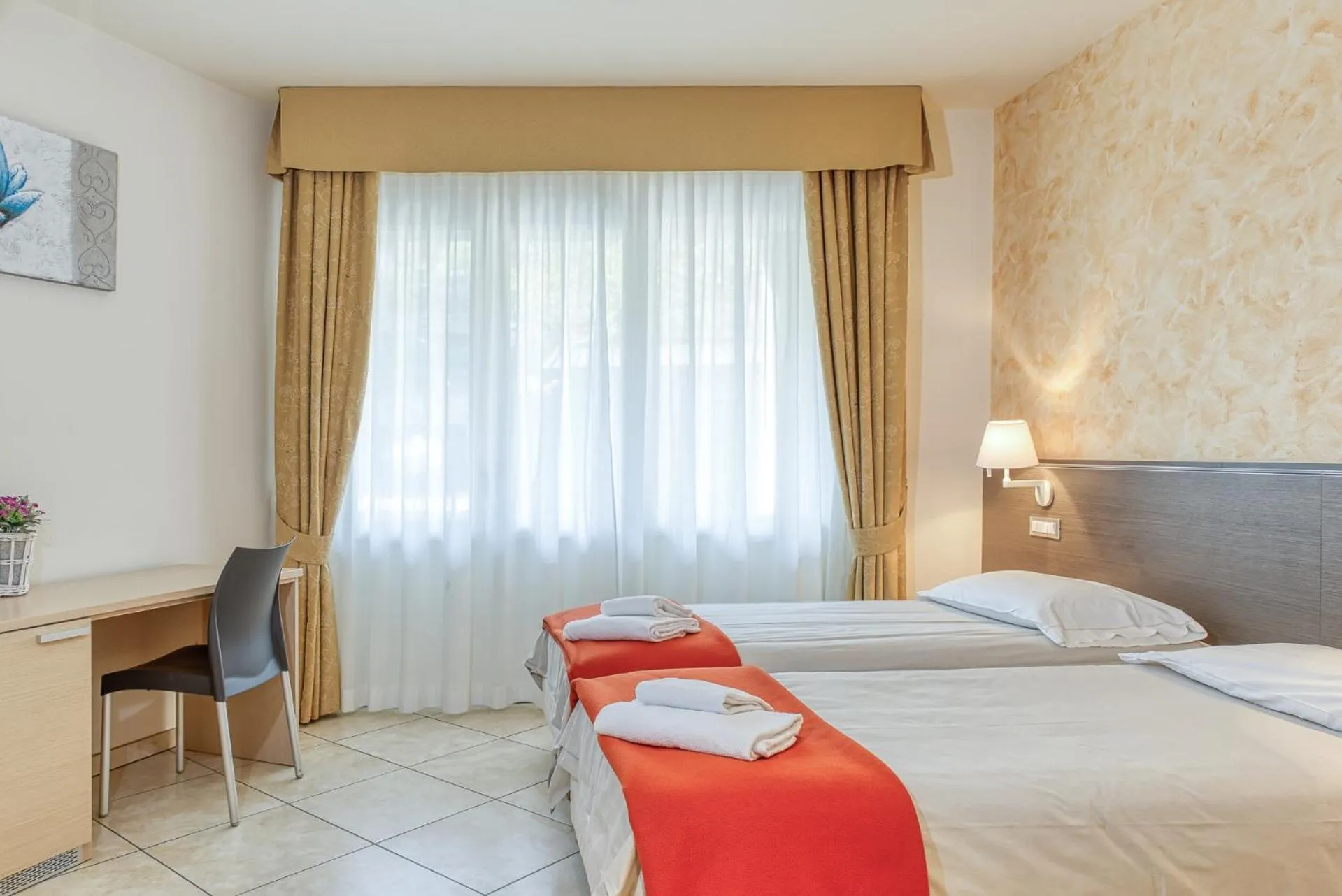 internet, Bed in Hotel Lumin