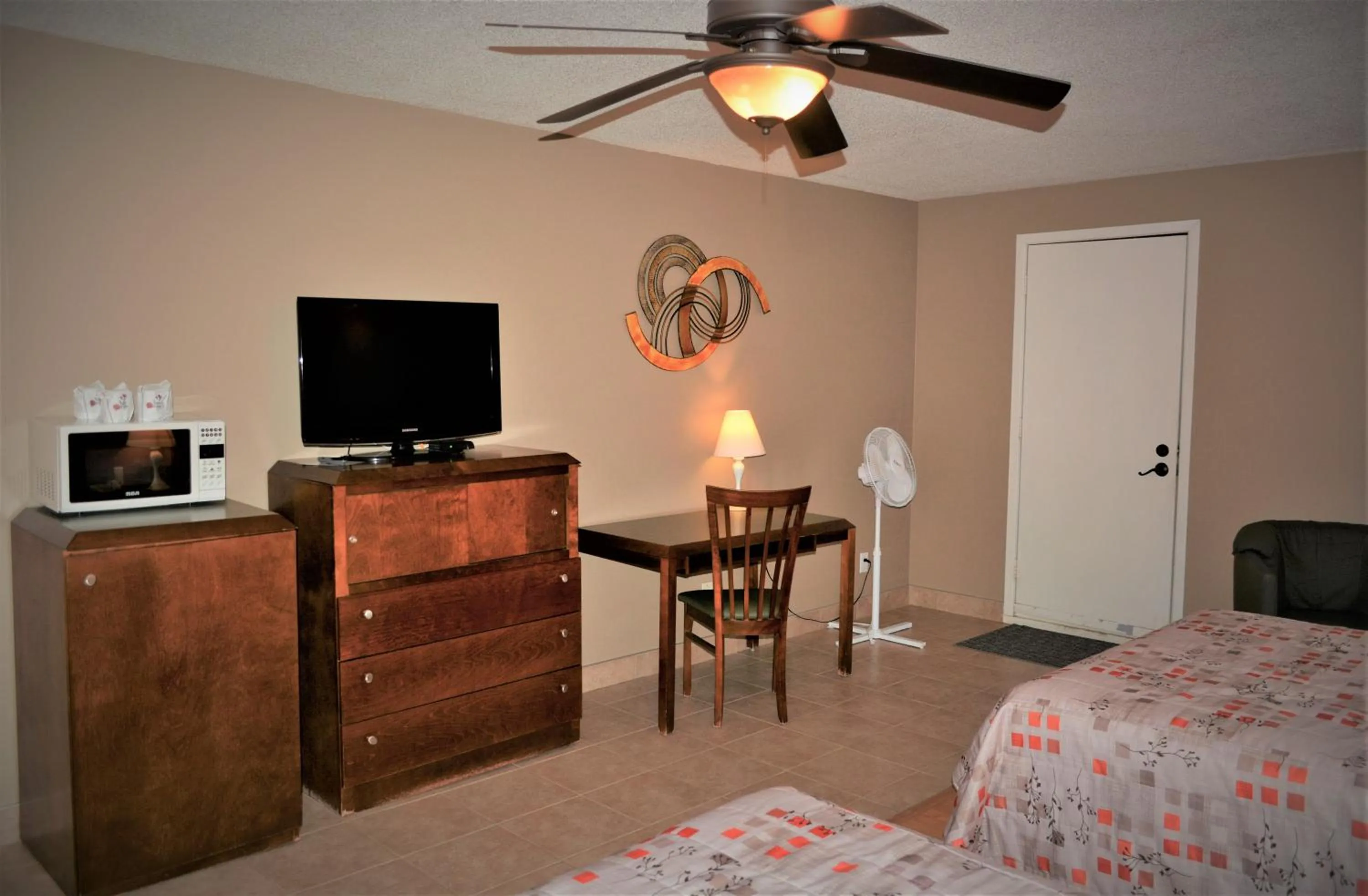 Seating area, Bed in Motel Quatre Saisons