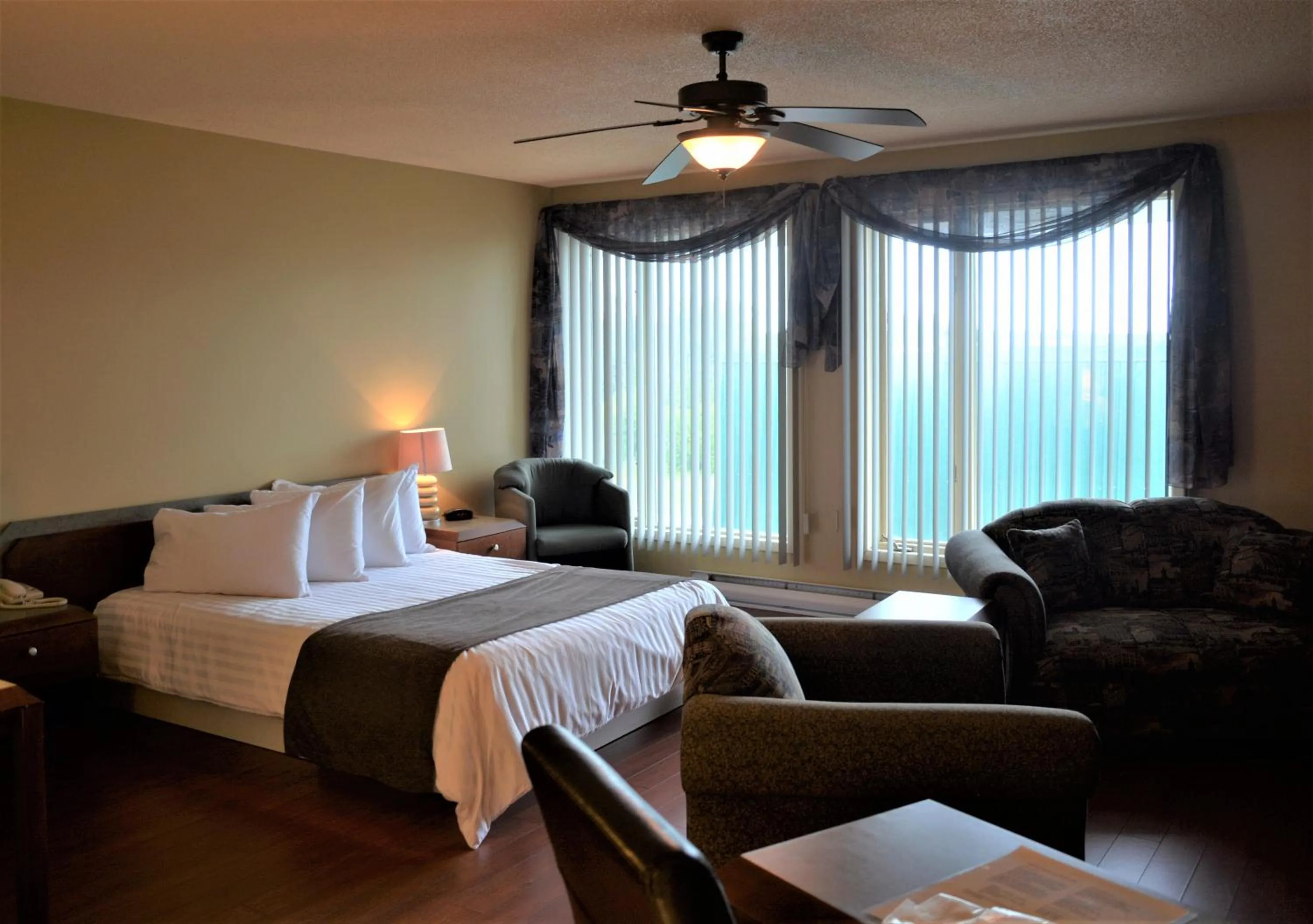 Photo of the whole room, Bed in Motel Quatre Saisons