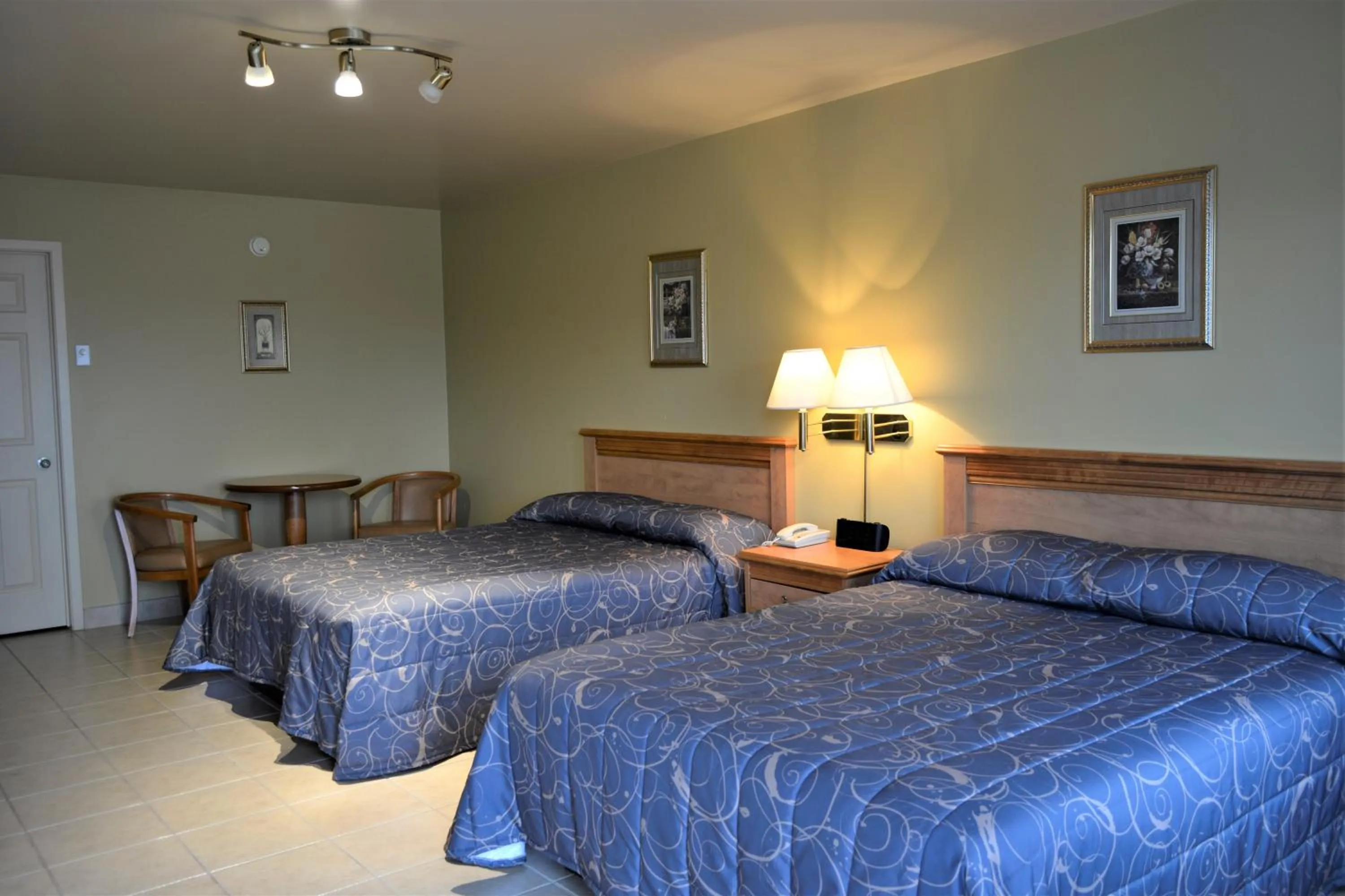 Bed in Motel Quatre Saisons